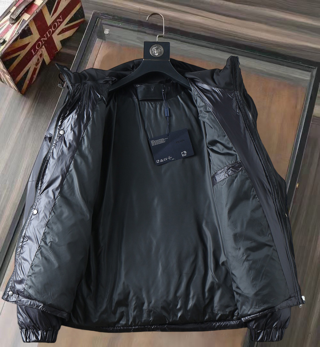 P570 普拉达 新款羽绒服。这款号称羽绒服届专业的，三标齐全全部90绒的。带着经典的Logo组合搭配，第一眼看到就是满满的视觉冲击，保暖性能更出色，轻便不厚重，且压缩后的蓬松度恢复性好，聚热锁温！个性的拼色设计，清新有活力！市面流通的版本实在太多了，除了面料做工不同外，最大的区别就是填充物根本不是鹅绒而是羽丝或手感绒等等，而不懂的根本不容易区分。另外面料和做工也绝对不是一个级别，总之认准我们，让你绝对不跑偏，独家全色全部购入正版开发，懂我们家羽绒服质量的，完全可以放心闭眼推。码数：M-3XL.最大穿到200斤左右。下单报身高体重。