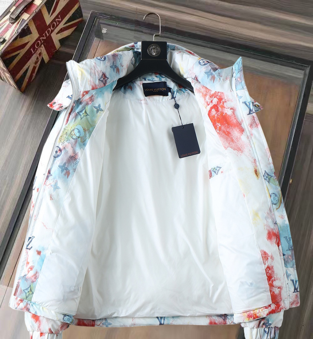 P570 路易威登LV 新款羽绒服。这款号称羽绒服届专业的，三标齐全全部90绒的。带着经典的Logo组合搭配，第一眼看到就是满满的视觉冲击，保暖性能更出色，轻便不厚重，且压缩后的蓬松度恢复性好，聚热锁温！个性的拼色设计，清新有活力！市面流通的版本实在太多了，除了面料做工不同外，最大的区别就是填充物根本不是鹅绒而是羽丝或手感绒等等，而不懂的根本不容易区分。另外面料和做工也绝对不是一个级别，总之认准我们，让你绝对不跑偏，独家全色全部购入正版开发，懂我们家羽绒服质量的，完全可以放心闭眼推。码数：M-3XL.最大穿到200斤左右。下单报身高体重。