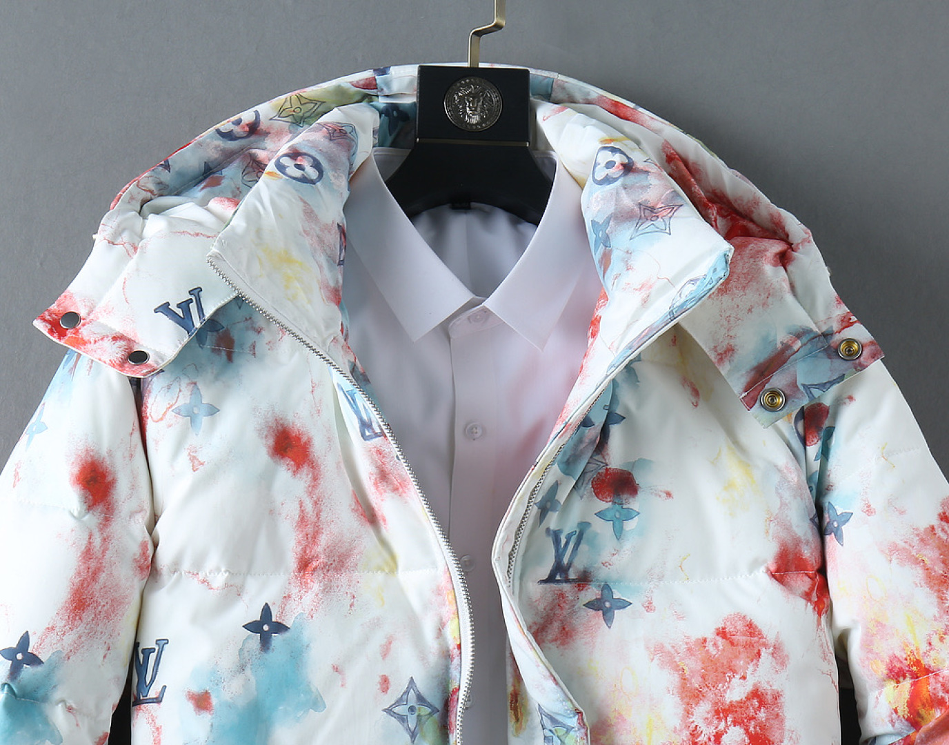 P570 路易威登LV 新款羽绒服。这款号称羽绒服届专业的，三标齐全全部90绒的。带着经典的Logo组合搭配，第一眼看到就是满满的视觉冲击，保暖性能更出色，轻便不厚重，且压缩后的蓬松度恢复性好，聚热锁温！个性的拼色设计，清新有活力！市面流通的版本实在太多了，除了面料做工不同外，最大的区别就是填充物根本不是鹅绒而是羽丝或手感绒等等，而不懂的根本不容易区分。另外面料和做工也绝对不是一个级别，总之认准我们，让你绝对不跑偏，独家全色全部购入正版开发，懂我们家羽绒服质量的，完全可以放心闭眼推。码数：M-3XL.最大穿到200斤左右。下单报身高体重。