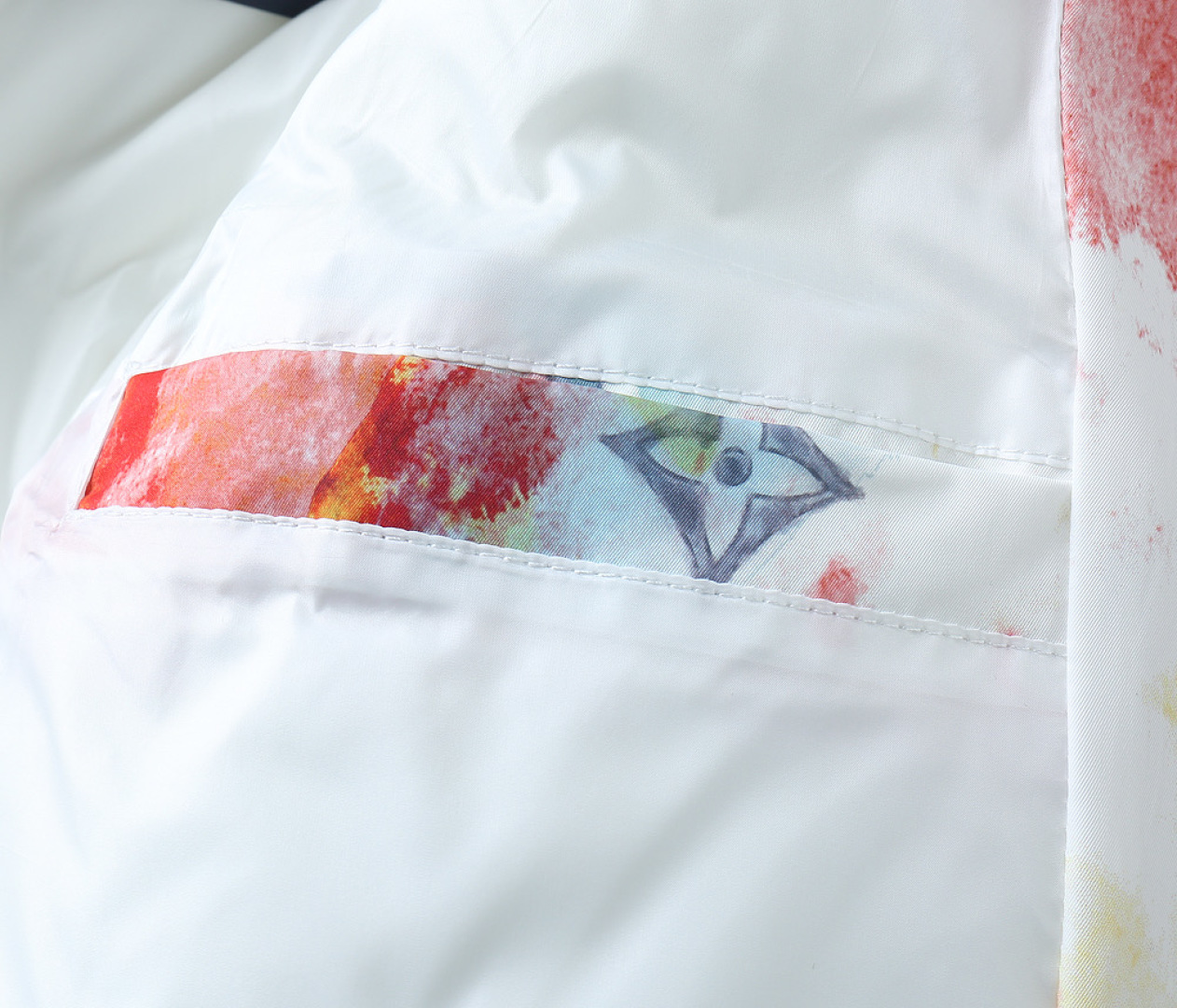 P570 路易威登LV 新款羽绒服。这款号称羽绒服届专业的，三标齐全全部90绒的。带着经典的Logo组合搭配，第一眼看到就是满满的视觉冲击，保暖性能更出色，轻便不厚重，且压缩后的蓬松度恢复性好，聚热锁温！个性的拼色设计，清新有活力！市面流通的版本实在太多了，除了面料做工不同外，最大的区别就是填充物根本不是鹅绒而是羽丝或手感绒等等，而不懂的根本不容易区分。另外面料和做工也绝对不是一个级别，总之认准我们，让你绝对不跑偏，独家全色全部购入正版开发，懂我们家羽绒服质量的，完全可以放心闭眼推。码数：M-3XL.最大穿到200斤左右。下单报身高体重。