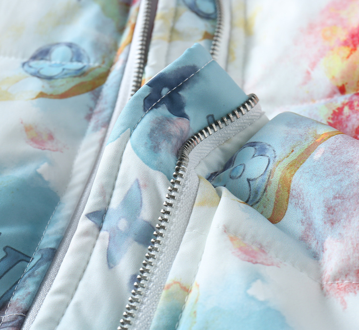 P570 路易威登LV 新款羽绒服。这款号称羽绒服届专业的，三标齐全全部90绒的。带着经典的Logo组合搭配，第一眼看到就是满满的视觉冲击，保暖性能更出色，轻便不厚重，且压缩后的蓬松度恢复性好，聚热锁温！个性的拼色设计，清新有活力！市面流通的版本实在太多了，除了面料做工不同外，最大的区别就是填充物根本不是鹅绒而是羽丝或手感绒等等，而不懂的根本不容易区分。另外面料和做工也绝对不是一个级别，总之认准我们，让你绝对不跑偏，独家全色全部购入正版开发，懂我们家羽绒服质量的，完全可以放心闭眼推。码数：M-3XL.最大穿到200斤左右。下单报身高体重。