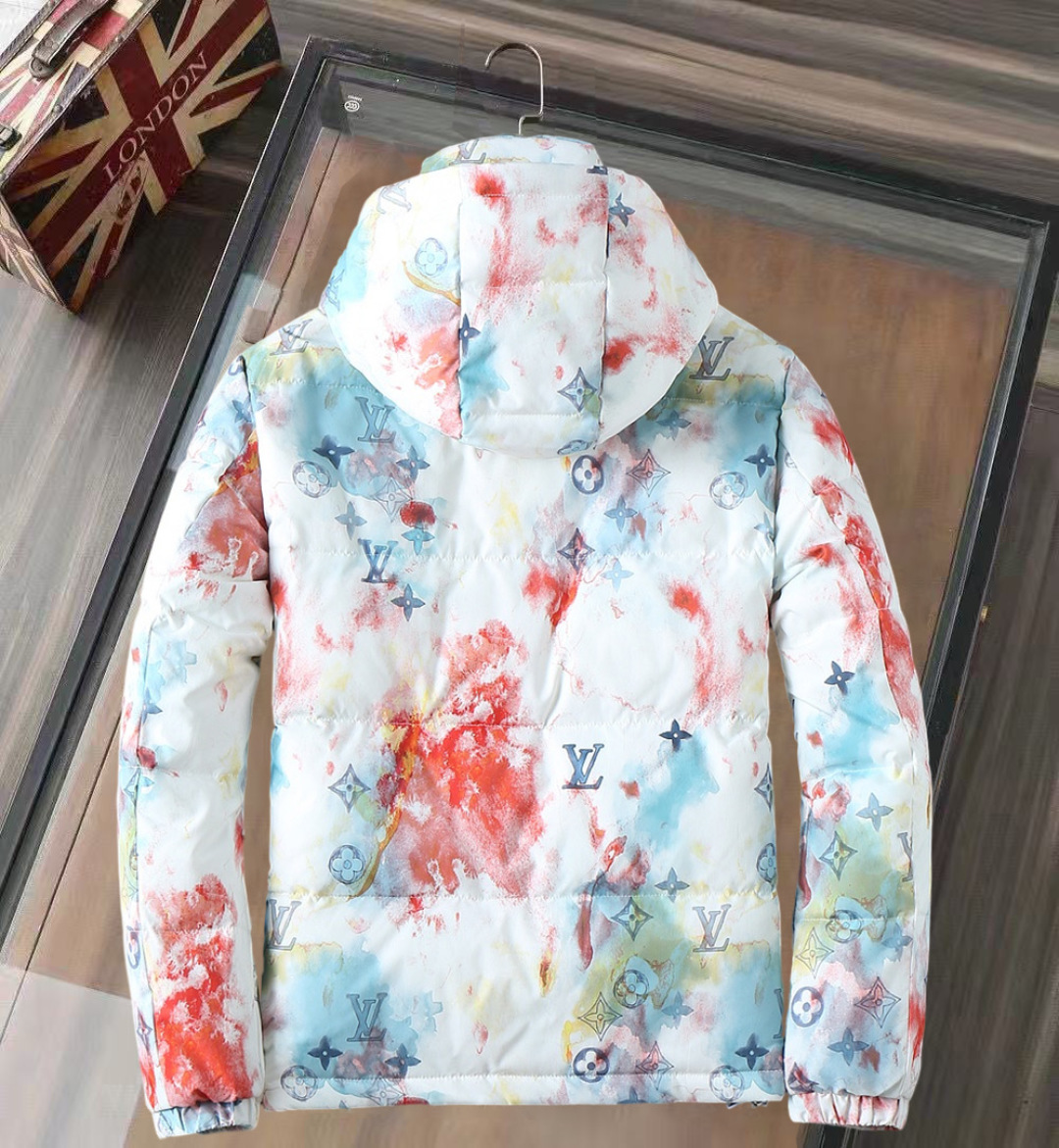 P570 路易威登LV 新款羽绒服。这款号称羽绒服届专业的，三标齐全全部90绒的。带着经典的Logo组合搭配，第一眼看到就是满满的视觉冲击，保暖性能更出色，轻便不厚重，且压缩后的蓬松度恢复性好，聚热锁温！个性的拼色设计，清新有活力！市面流通的版本实在太多了，除了面料做工不同外，最大的区别就是填充物根本不是鹅绒而是羽丝或手感绒等等，而不懂的根本不容易区分。另外面料和做工也绝对不是一个级别，总之认准我们，让你绝对不跑偏，独家全色全部购入正版开发，懂我们家羽绒服质量的，完全可以放心闭眼推。码数：M-3XL.最大穿到200斤左右。下单报身高体重。