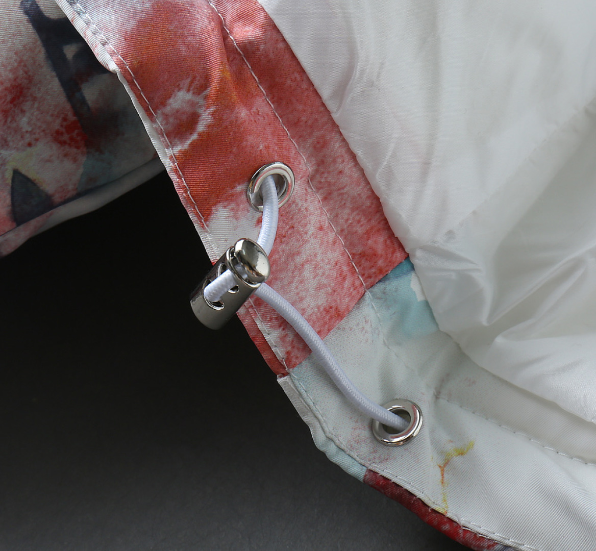 P570 路易威登LV 新款羽绒服。这款号称羽绒服届专业的，三标齐全全部90绒的。带着经典的Logo组合搭配，第一眼看到就是满满的视觉冲击，保暖性能更出色，轻便不厚重，且压缩后的蓬松度恢复性好，聚热锁温！个性的拼色设计，清新有活力！市面流通的版本实在太多了，除了面料做工不同外，最大的区别就是填充物根本不是鹅绒而是羽丝或手感绒等等，而不懂的根本不容易区分。另外面料和做工也绝对不是一个级别，总之认准我们，让你绝对不跑偏，独家全色全部购入正版开发，懂我们家羽绒服质量的，完全可以放心闭眼推。码数：M-3XL.最大穿到200斤左右。下单报身高体重。