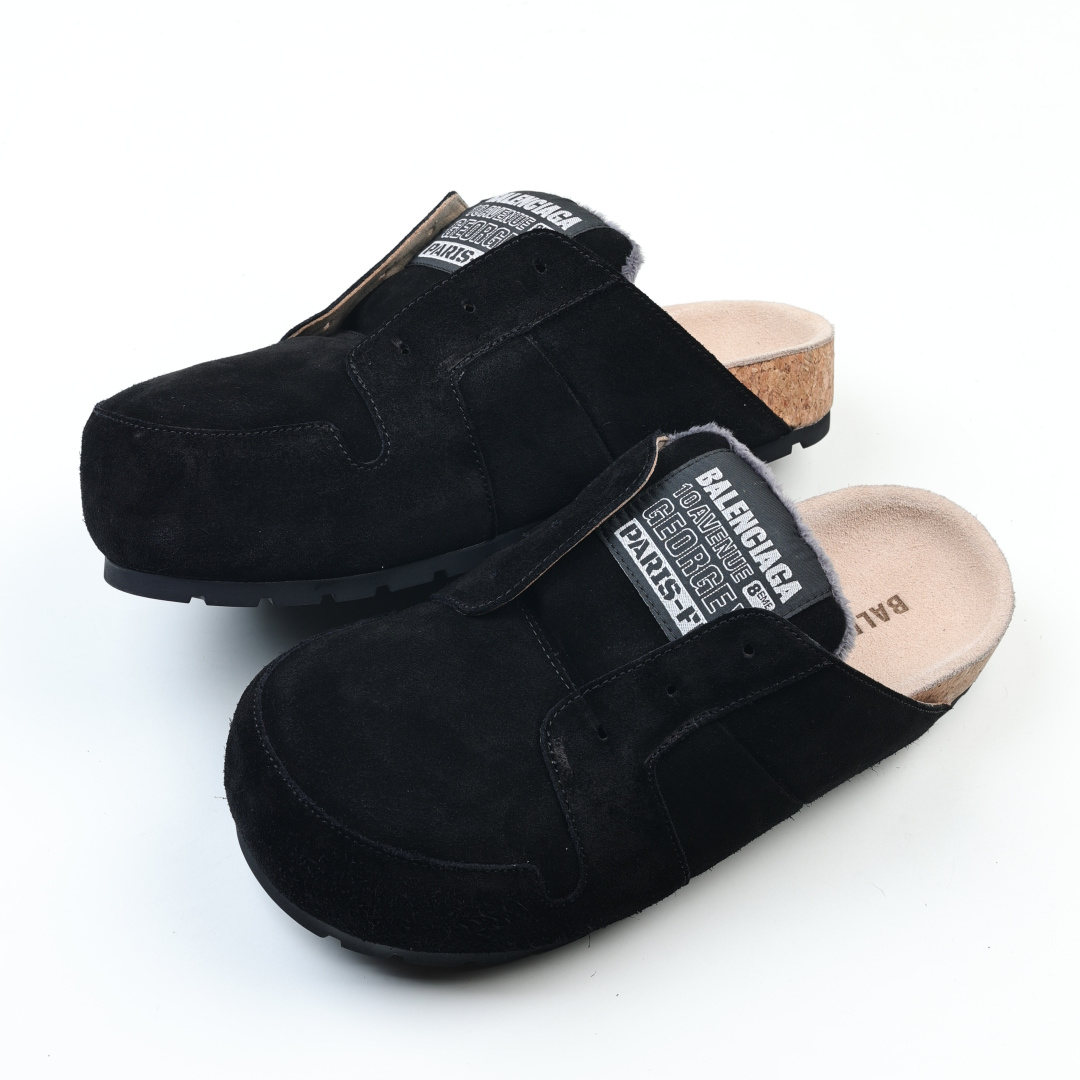 巴黎S家 Dumbo 穆勒包头拖鞋今年大热单品 各大明星上脚 舒适又时髦 鞋面采用质地柔软麂皮面料 手工