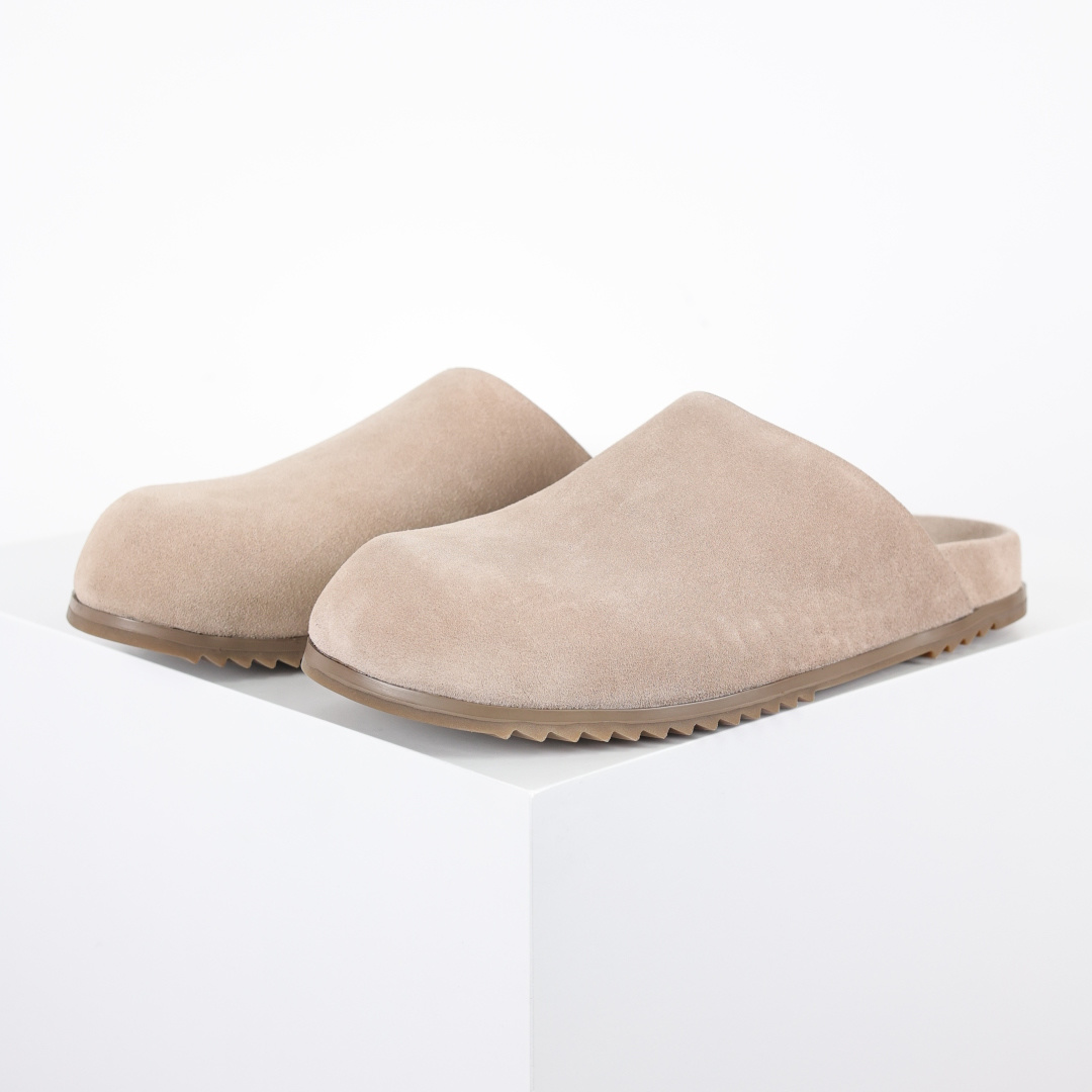 RICK OWENS/RO 绒面革 包头拖鞋 杏色鞋面采用100%头层牛反绒，绒面肌理细腻均匀，久穿不易