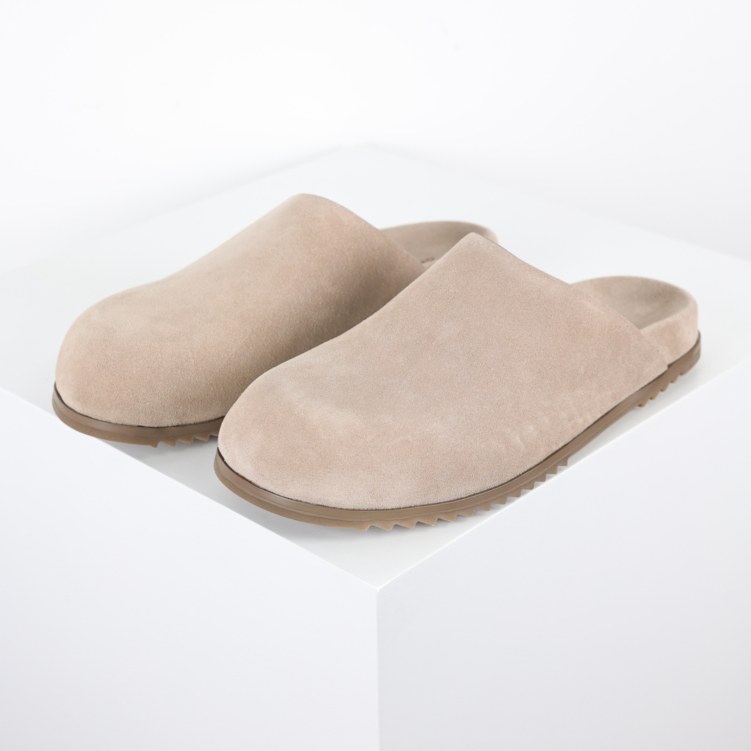 RICK OWENS/RO 绒面革 包头拖鞋 杏色鞋面采用100%头层牛反绒，绒面肌理细腻均匀，久穿不易