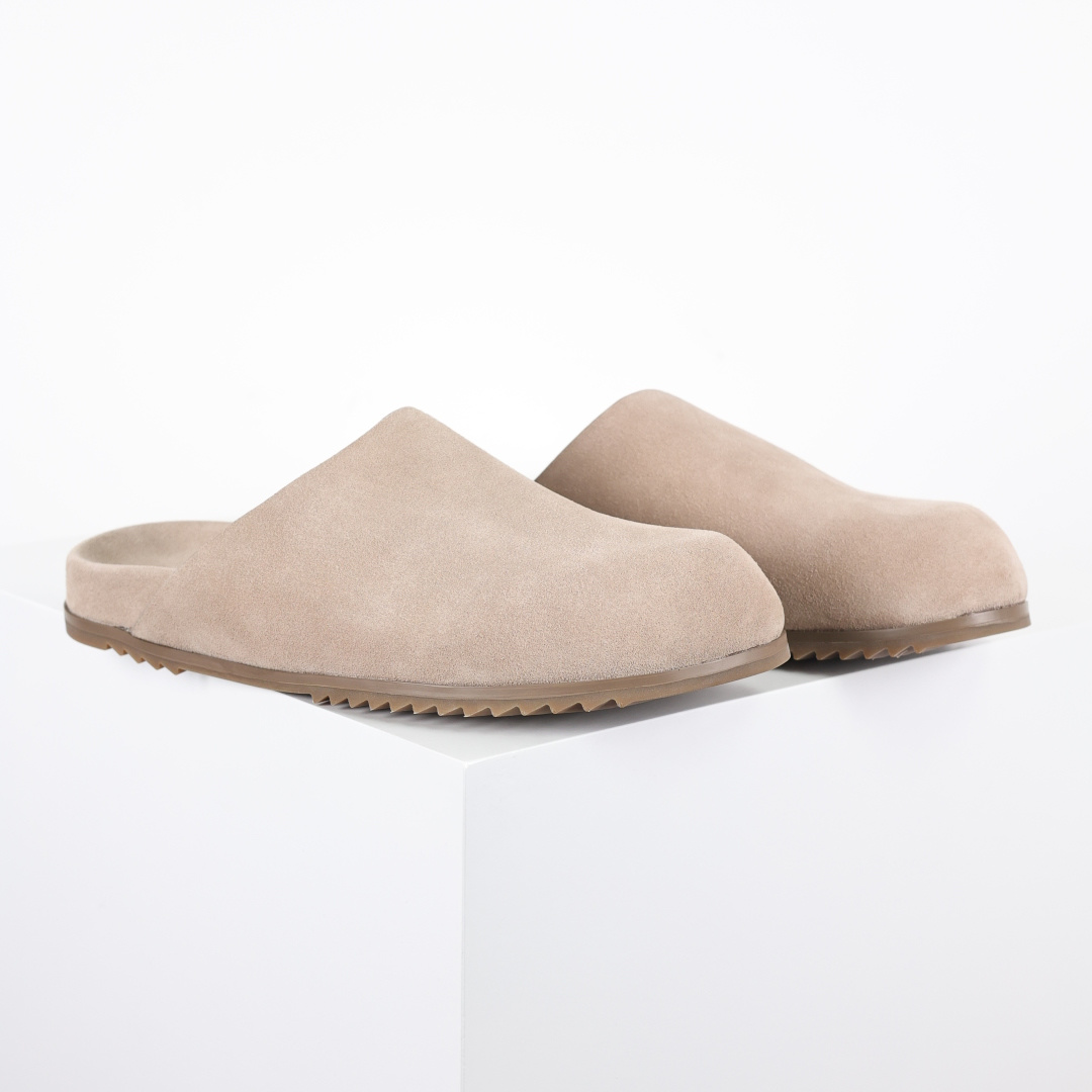 RICK OWENS/RO 绒面革 包头拖鞋 杏色鞋面采用100%头层牛反绒，绒面肌理细腻均匀，久穿不易