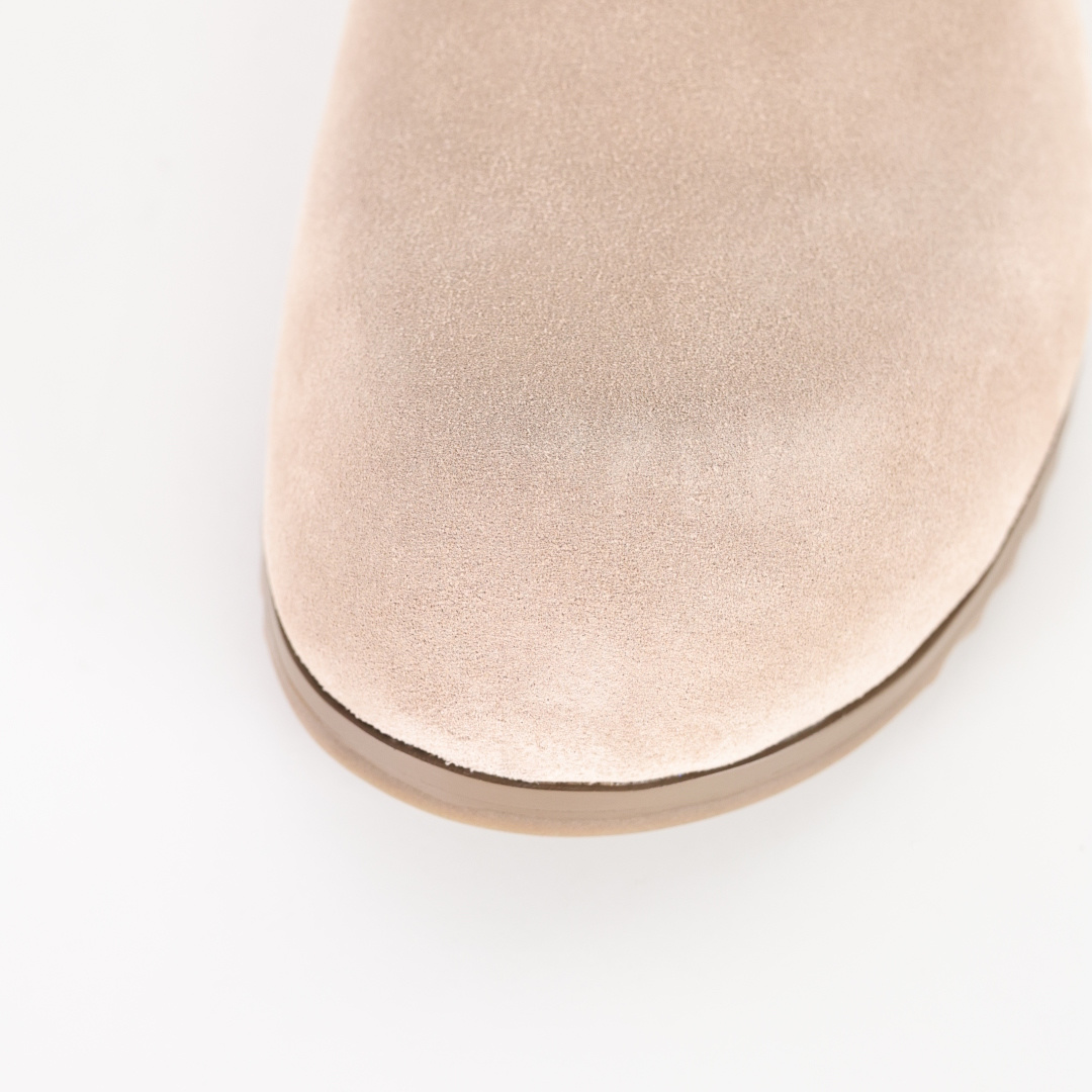 RICK OWENS/RO 绒面革 包头拖鞋 杏色鞋面采用100%头层牛反绒，绒面肌理细腻均匀，久穿不易