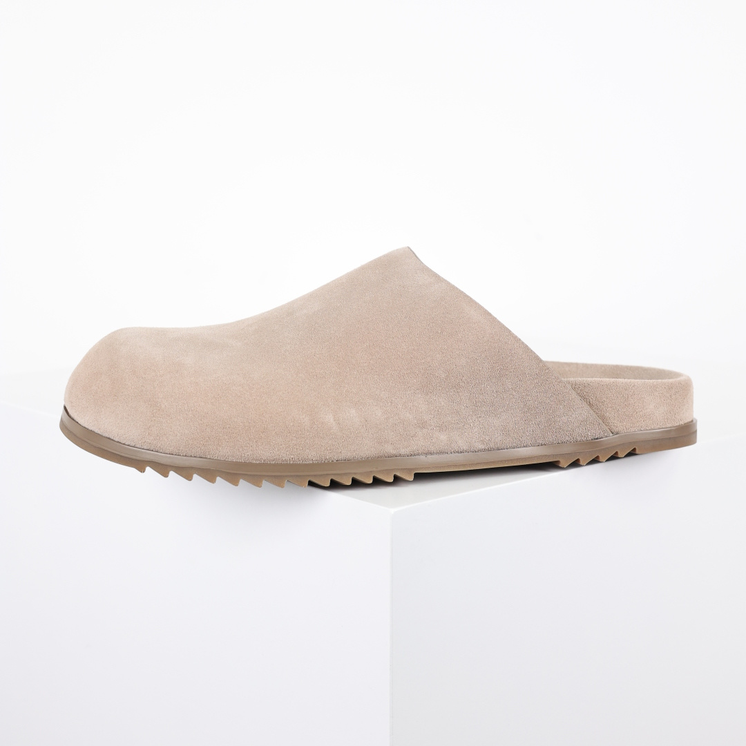 RICK OWENS/RO 绒面革 包头拖鞋 杏色鞋面采用100%头层牛反绒，绒面肌理细腻均匀，久穿不易