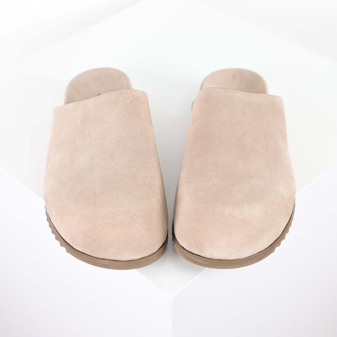 RICK OWENS/RO 绒面革 包头拖鞋 杏色鞋面采用100%头层牛反绒，绒面肌理细腻均匀，久穿不易