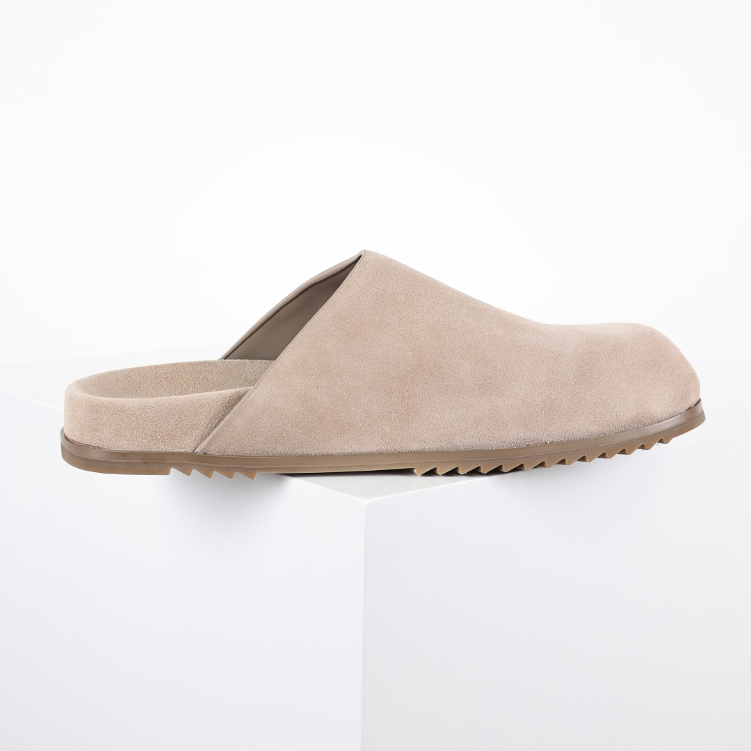 RICK OWENS/RO 绒面革 包头拖鞋 杏色鞋面采用100%头层牛反绒，绒面肌理细腻均匀，久穿不易