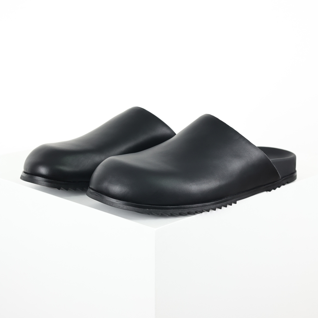 RICK OWENS/RO 小牛皮 包头拖鞋 黑色鞋面采用100%头层牛皮，鞋面光滑耐脏显高级质感，宽楦