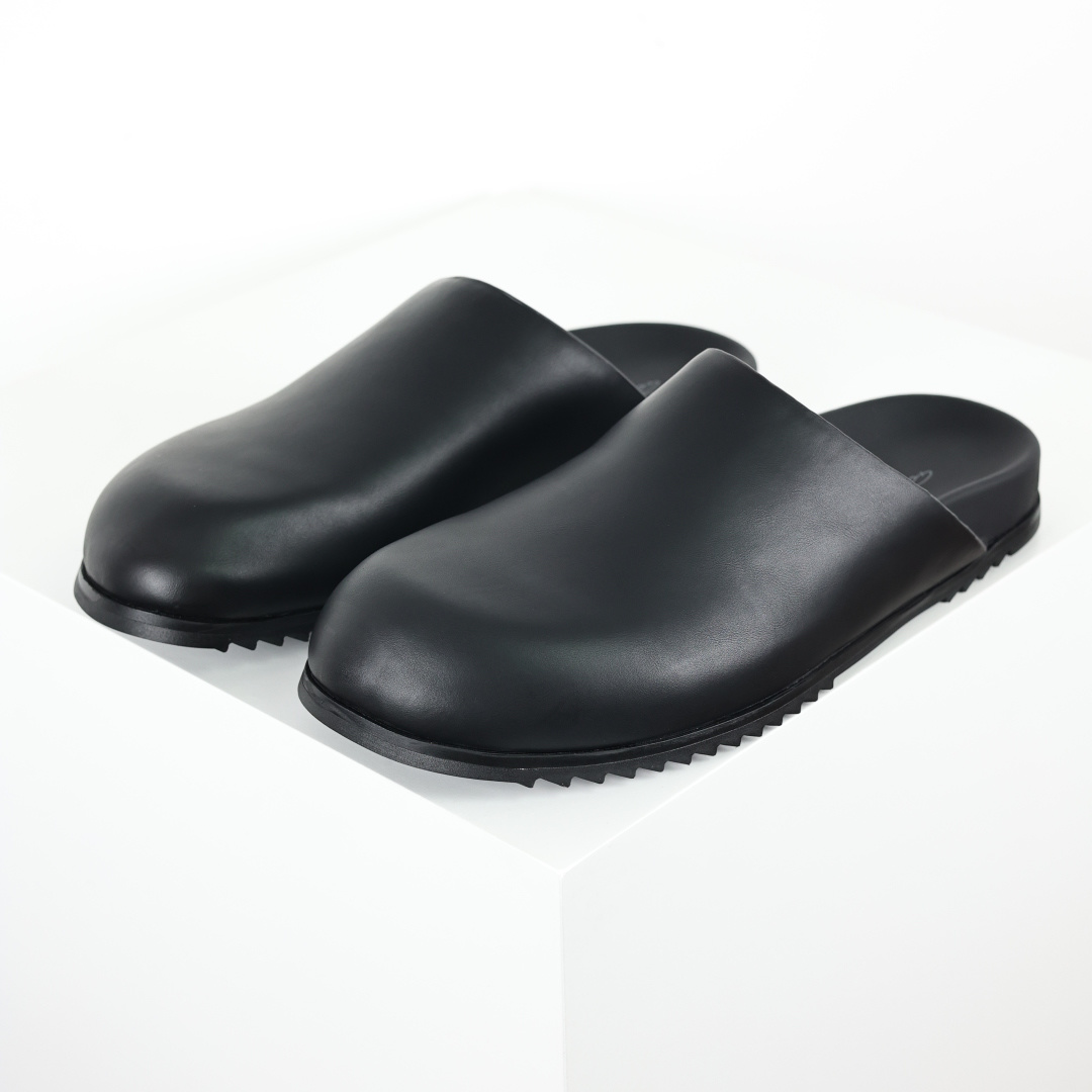 RICK OWENS/RO 小牛皮 包头拖鞋 黑色鞋面采用100%头层牛皮，鞋面光滑耐脏显高级质感，宽楦