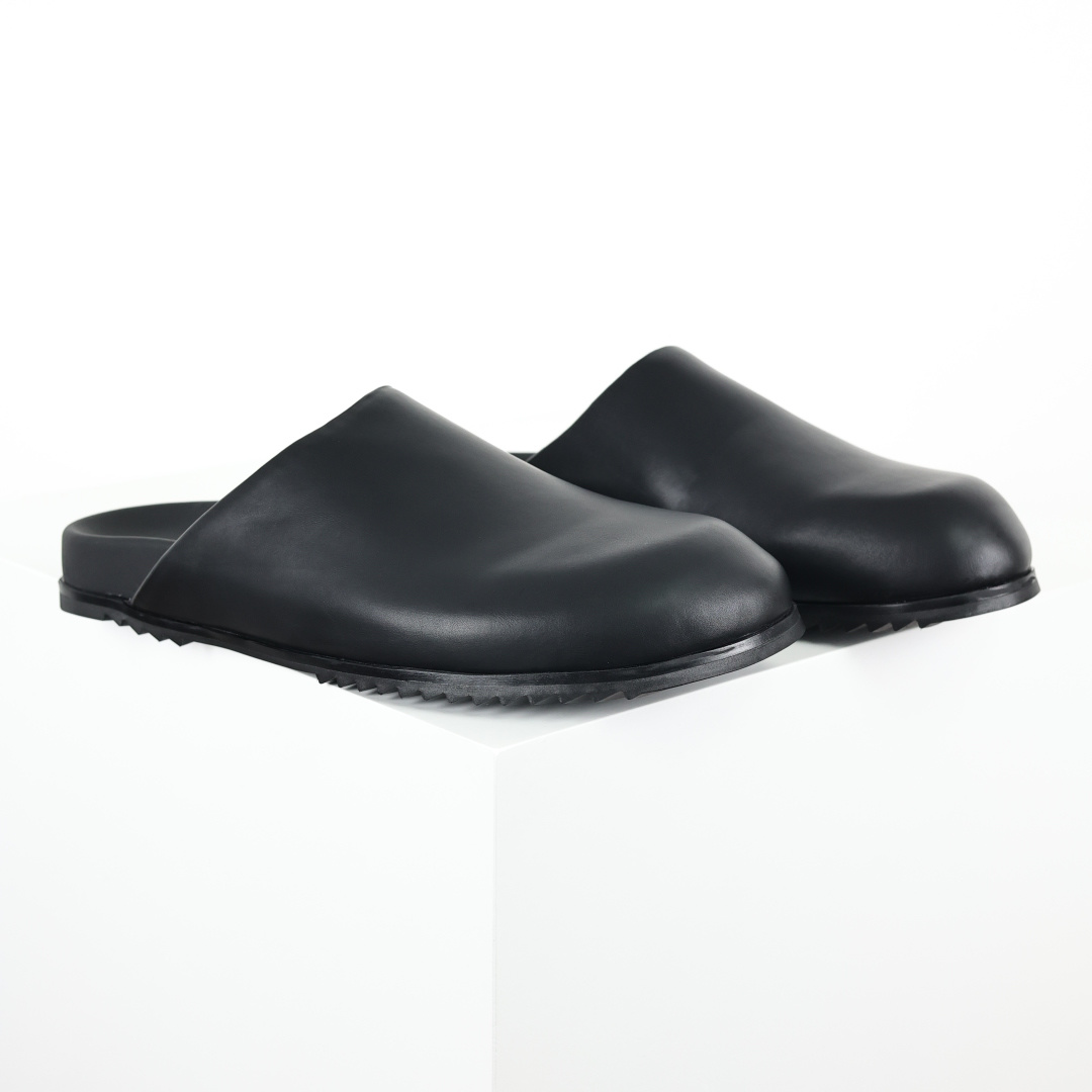 RICK OWENS/RO 小牛皮 包头拖鞋 黑色鞋面采用100%头层牛皮，鞋面光滑耐脏显高级质感，宽楦