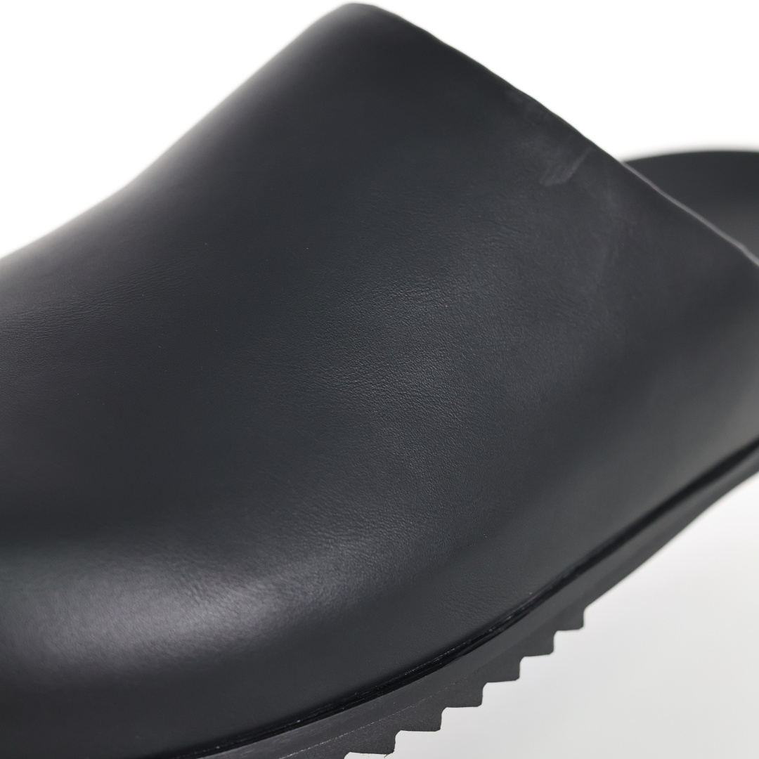 RICK OWENS/RO 小牛皮 包头拖鞋 黑色鞋面采用100%头层牛皮，鞋面光滑耐脏显高级质感，宽楦
