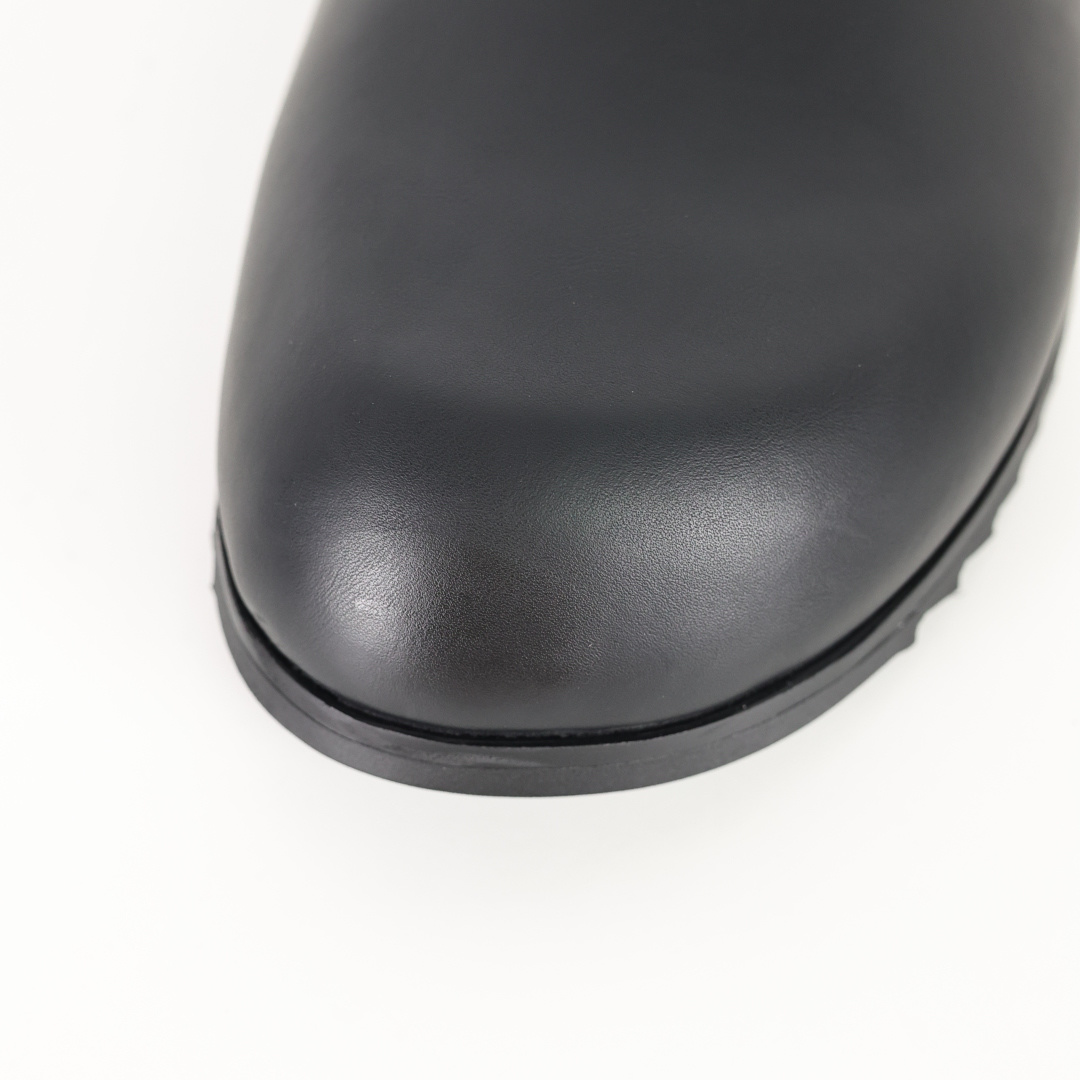 RICK OWENS/RO 小牛皮 包头拖鞋 黑色鞋面采用100%头层牛皮，鞋面光滑耐脏显高级质感，宽楦