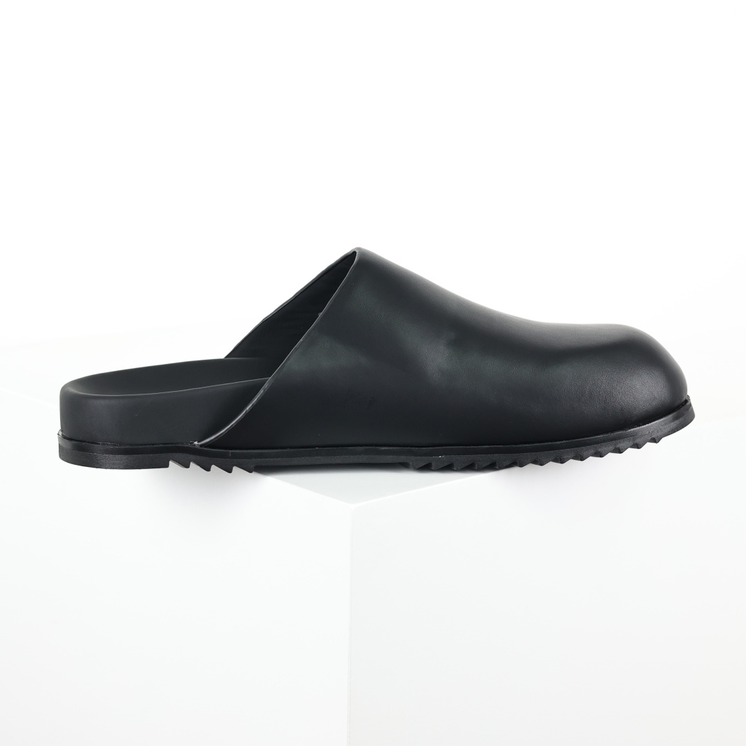 RICK OWENS/RO 小牛皮 包头拖鞋 黑色鞋面采用100%头层牛皮，鞋面光滑耐脏显高级质感，宽楦