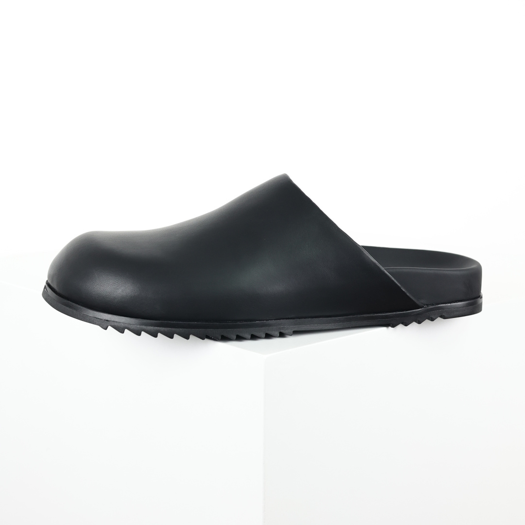 RICK OWENS/RO 小牛皮 包头拖鞋 黑色鞋面采用100%头层牛皮，鞋面光滑耐脏显高级质感，宽楦