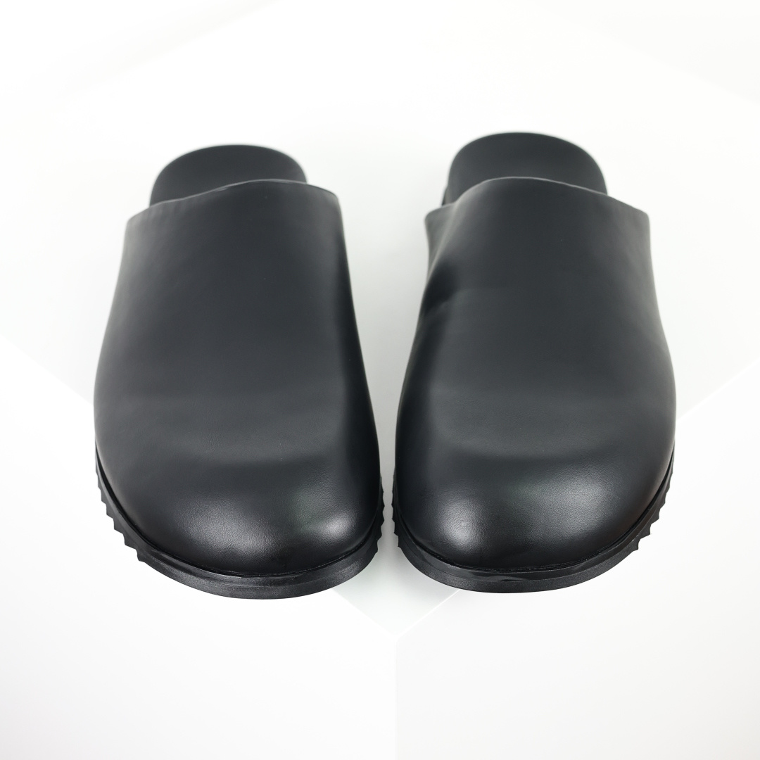 RICK OWENS/RO 小牛皮 包头拖鞋 黑色鞋面采用100%头层牛皮，鞋面光滑耐脏显高级质感，宽楦