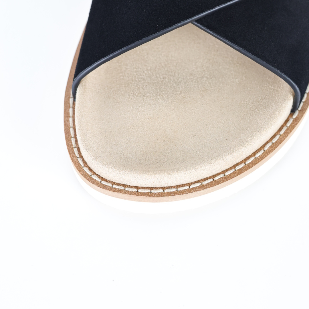 X1 版本 Brunello Cucinelli 绒面革 Bc交叉拖 黑色鞋面甄选进口牛反绒皮打造，深棕