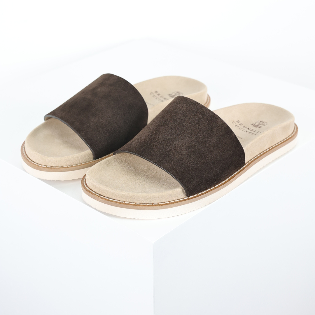 X1 版本 Brunello Cucinelli 绒面革 一字拖 深棕色鞋面甄选进口牛反绒皮打造，深棕色