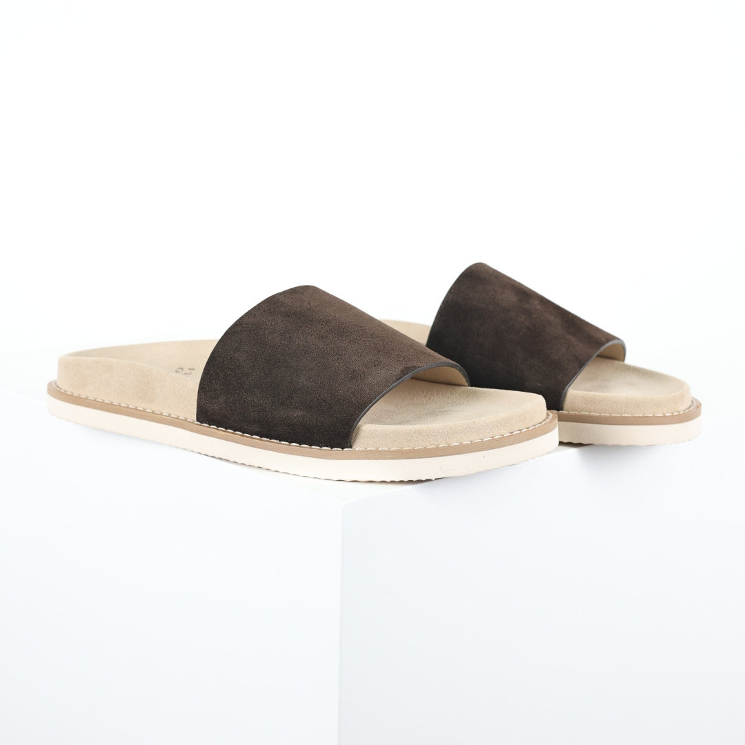 X1 版本 Brunello Cucinelli 绒面革 一字拖 深棕色鞋面甄选进口牛反绒皮打造，深棕色