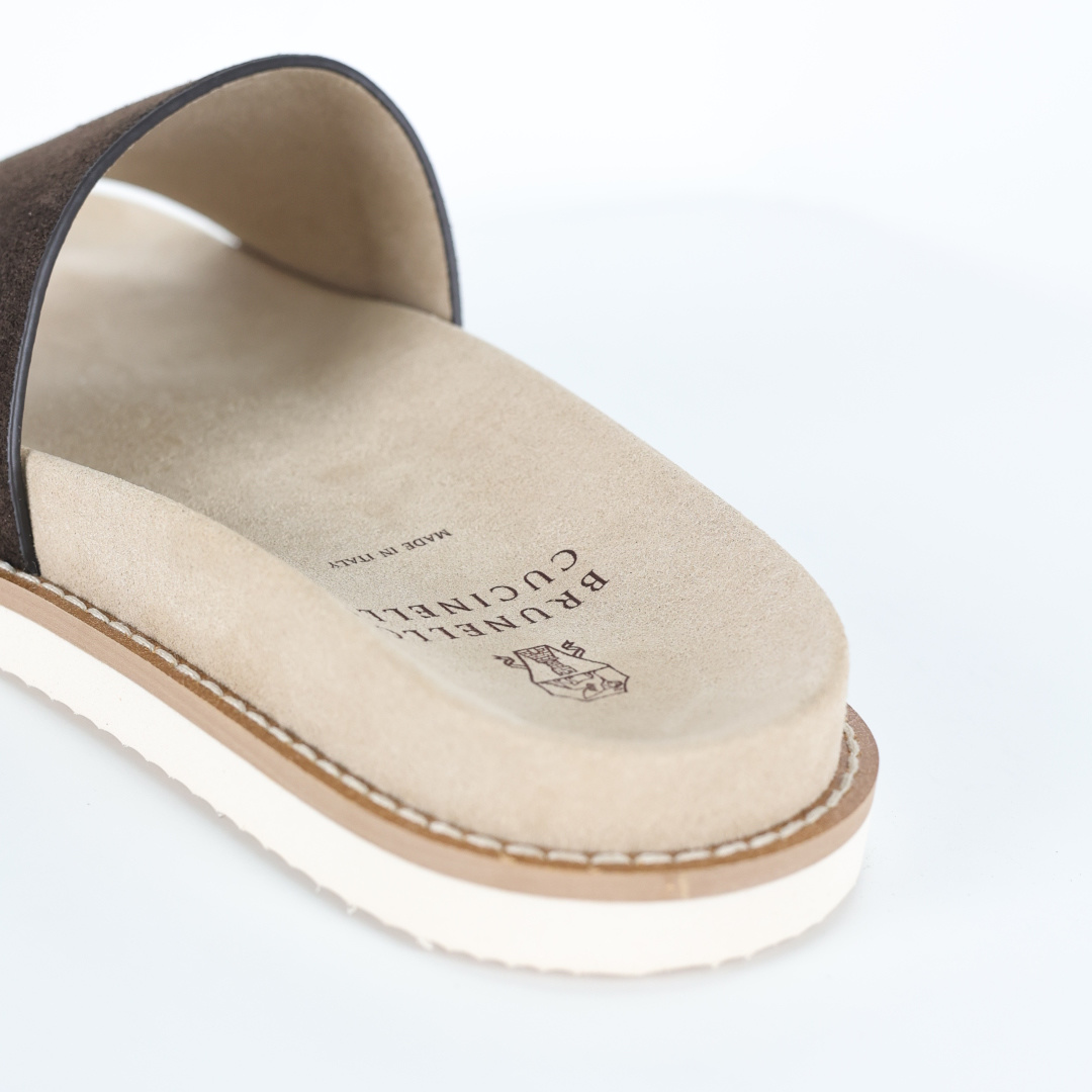 X1 版本 Brunello Cucinelli 绒面革 一字拖 深棕色鞋面甄选进口牛反绒皮打造，深棕色