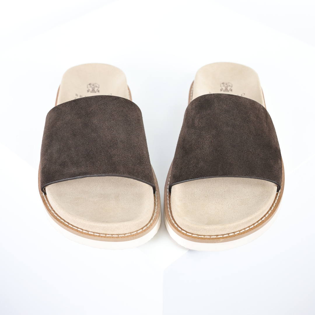 X1 版本 Brunello Cucinelli 绒面革 一字拖 深棕色鞋面甄选进口牛反绒皮打造，深棕色