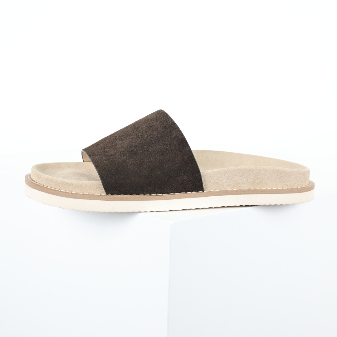 X1 版本 Brunello Cucinelli 绒面革 一字拖 深棕色鞋面甄选进口牛反绒皮打造，深棕色