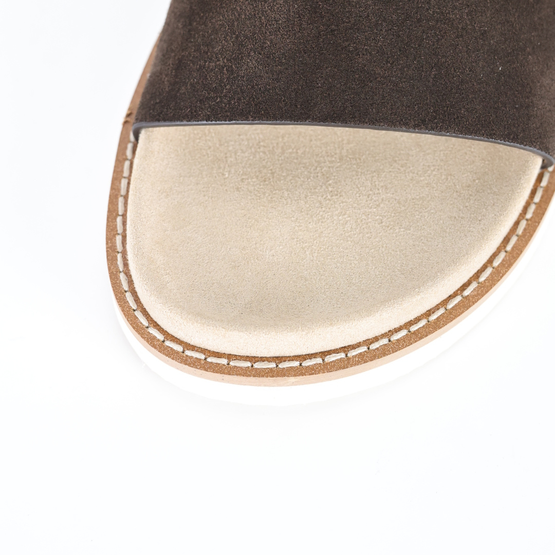 X1 版本 Brunello Cucinelli 绒面革 一字拖 深棕色鞋面甄选进口牛反绒皮打造，深棕色