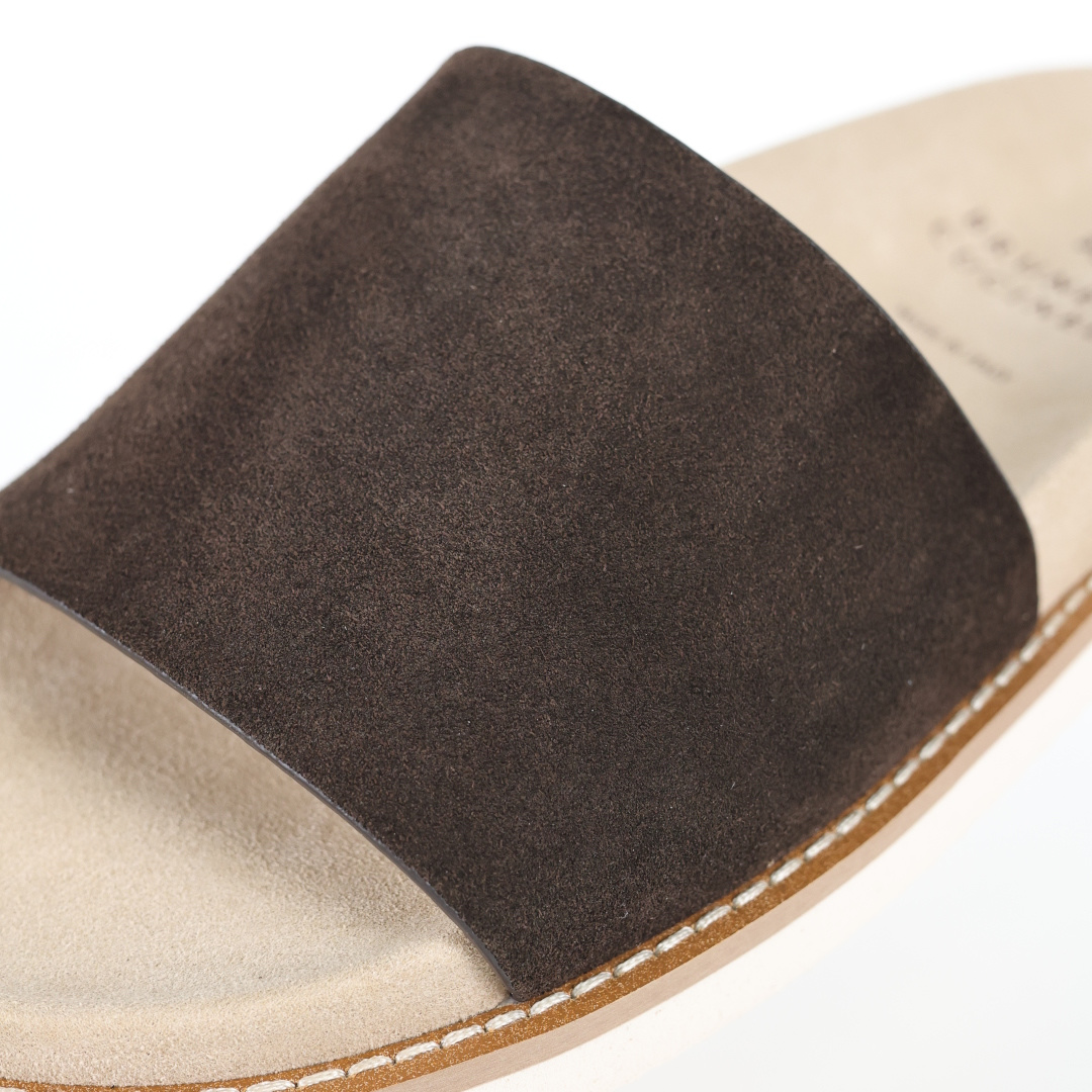 X1 版本 Brunello Cucinelli 绒面革 一字拖 深棕色鞋面甄选进口牛反绒皮打造，深棕色