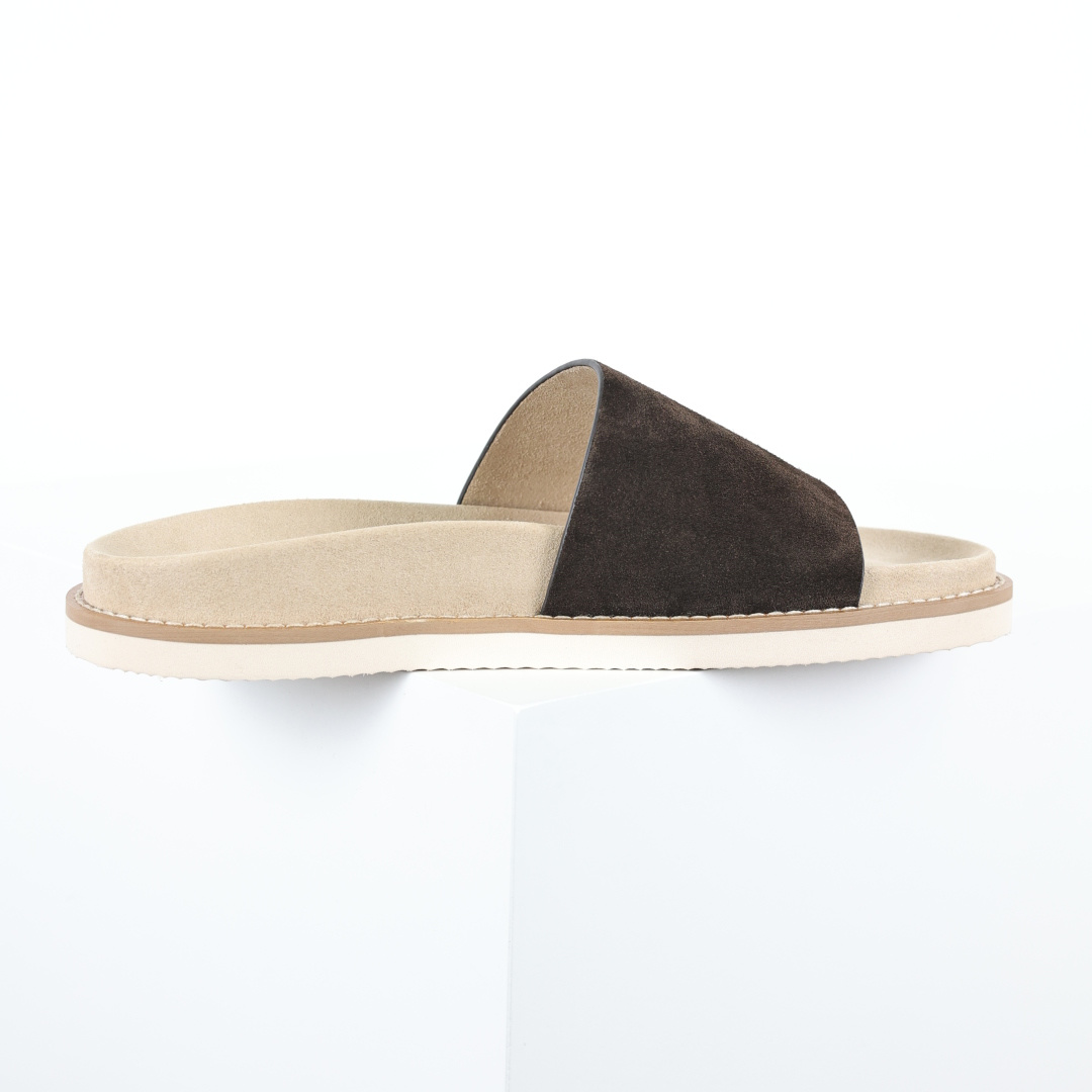 X1 版本 Brunello Cucinelli 绒面革 一字拖 深棕色鞋面甄选进口牛反绒皮打造，深棕色