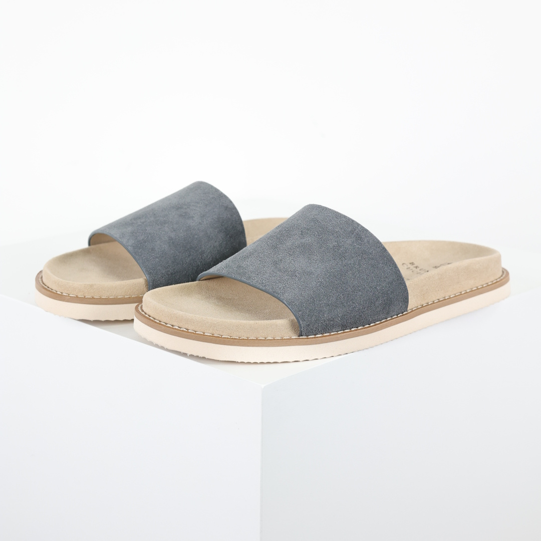 X1 版本 Brunello Cucinelli 绒面革 一字拖 灰色鞋面甄选进口牛反绒皮打造，深棕色绒