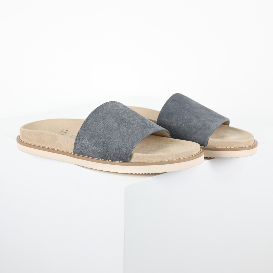 X1 版本 Brunello Cucinelli 绒面革 一字拖 灰色鞋面甄选进口牛反绒皮打造，深棕色绒