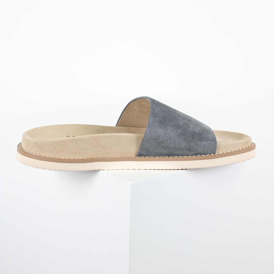X1 版本 Brunello Cucinelli 绒面革 一字拖 灰色鞋面甄选进口牛反绒皮打造，深棕色绒
