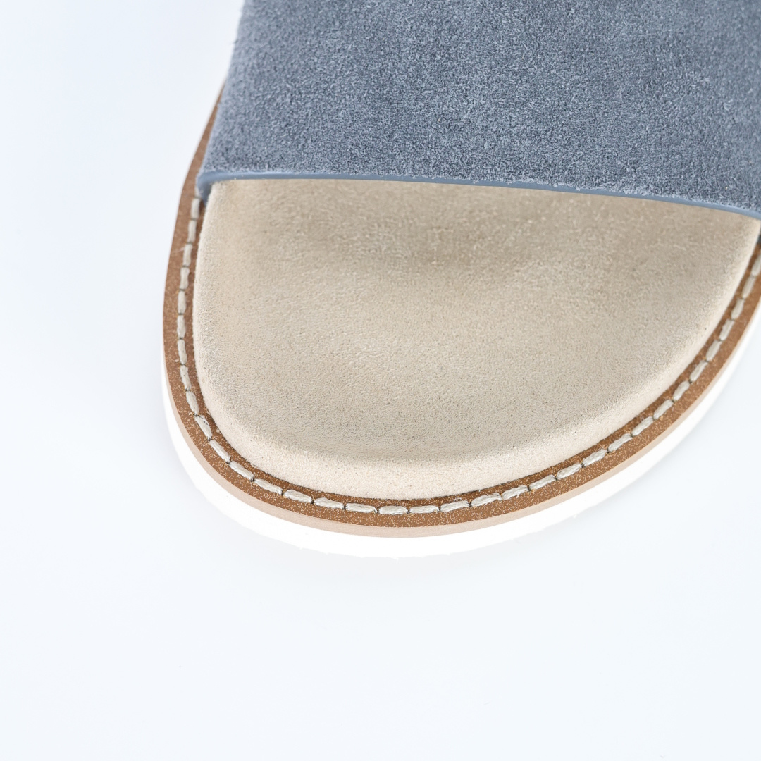 X1 版本 Brunello Cucinelli 绒面革 一字拖 灰色鞋面甄选进口牛反绒皮打造，深棕色绒