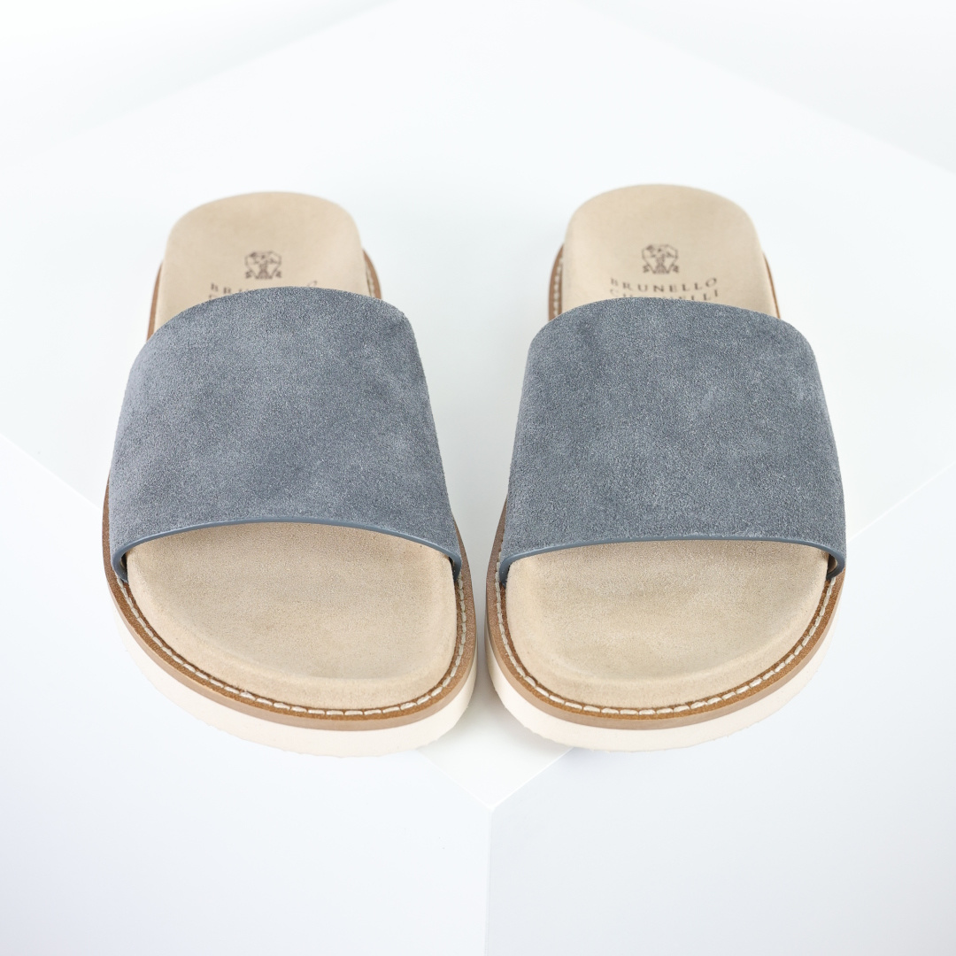 X1 版本 Brunello Cucinelli 绒面革 一字拖 灰色鞋面甄选进口牛反绒皮打造，深棕色绒