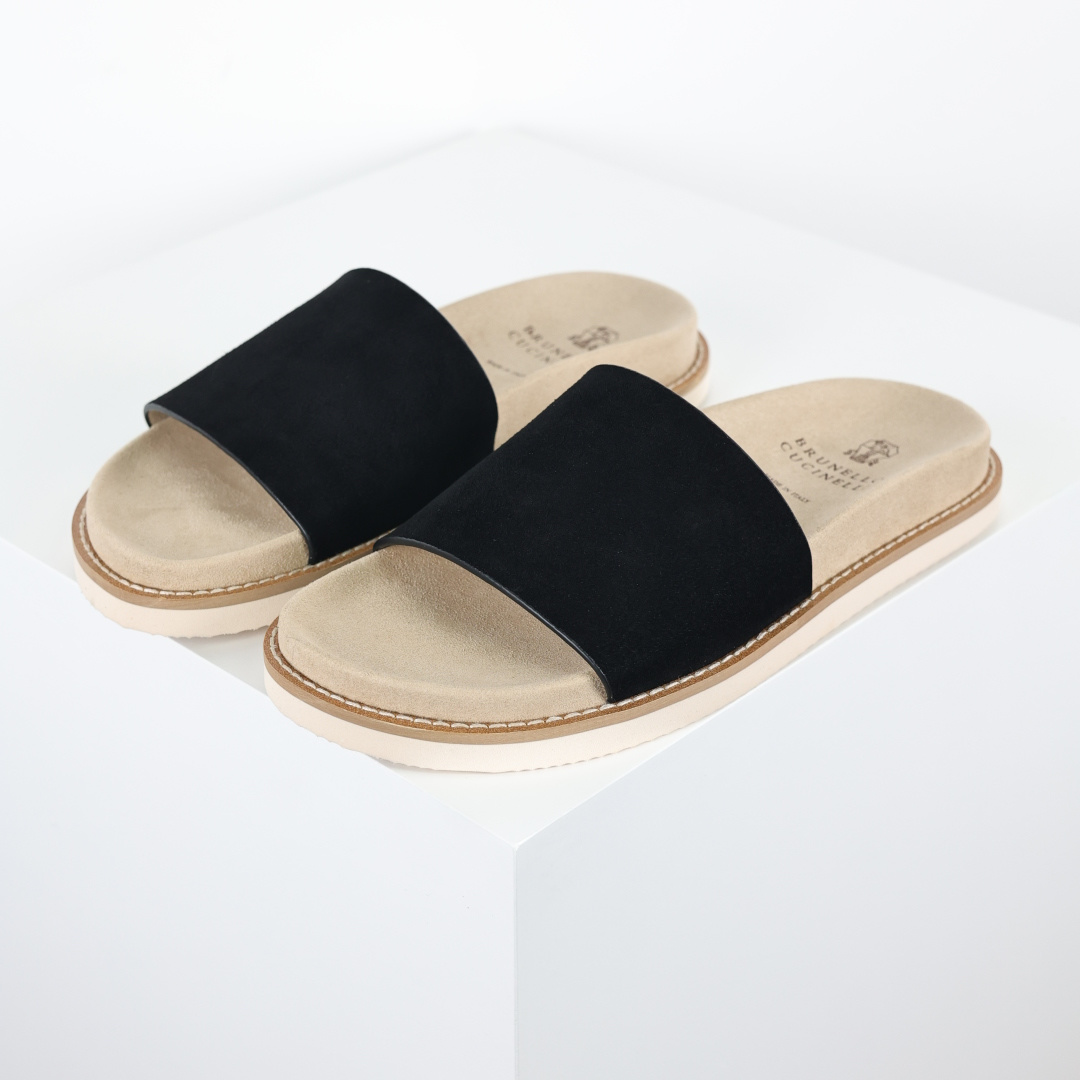 X1 版本 Brunello Cucinelli 绒面革 一字拖 黑色鞋面甄选进口牛反绒皮打造，深棕色绒