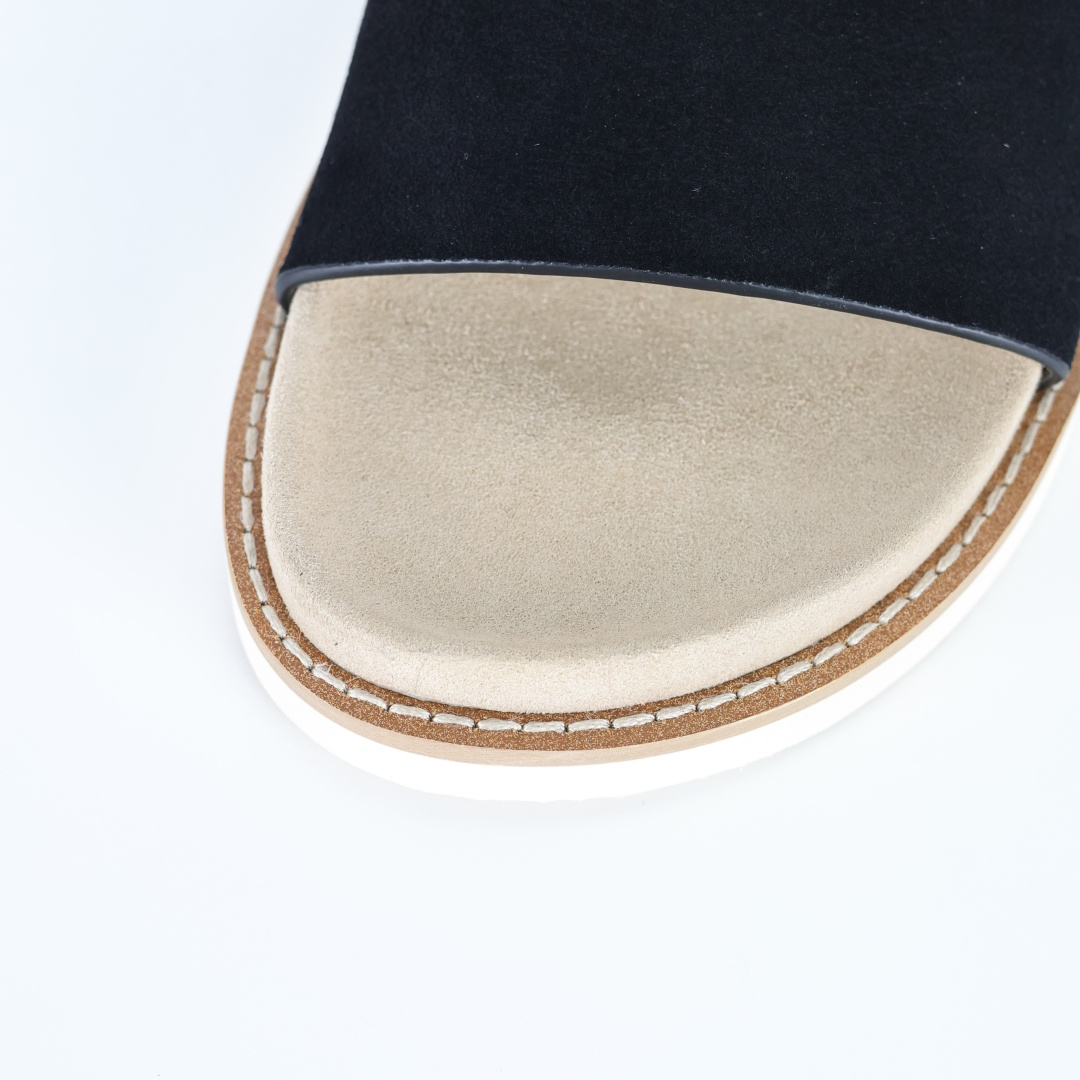 X1 版本 Brunello Cucinelli 绒面革 一字拖 黑色鞋面甄选进口牛反绒皮打造，深棕色绒