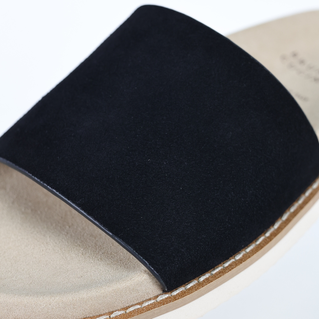 X1 版本 Brunello Cucinelli 绒面革 一字拖 黑色鞋面甄选进口牛反绒皮打造，深棕色绒