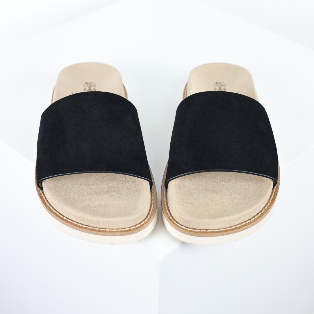X1 版本 Brunello Cucinelli 绒面革 一字拖 黑色鞋面甄选进口牛反绒皮打造，深棕色绒