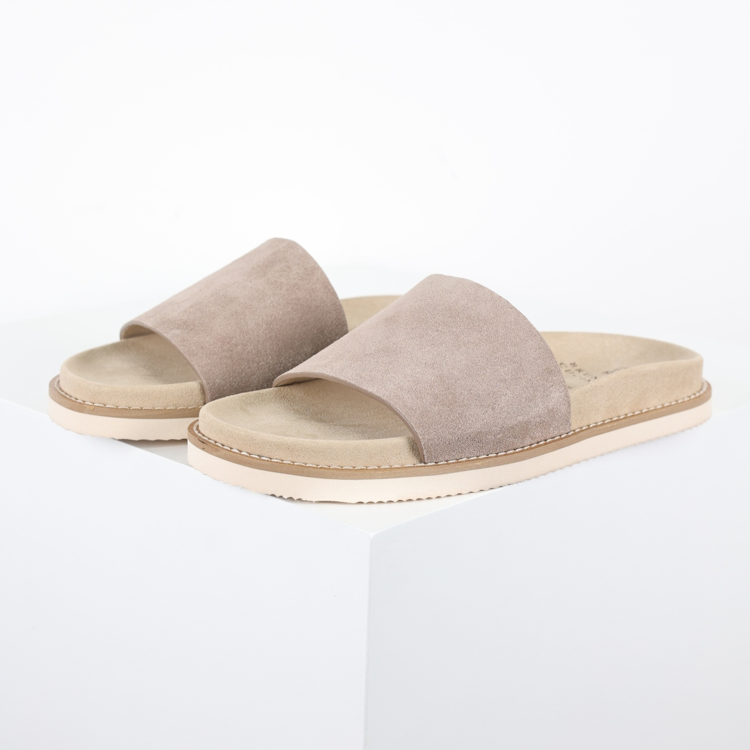 X1 版本 Brunello Cucinelli 绒面革 一字拖 栗色鞋面甄选进口牛反绒皮打造，深棕色绒