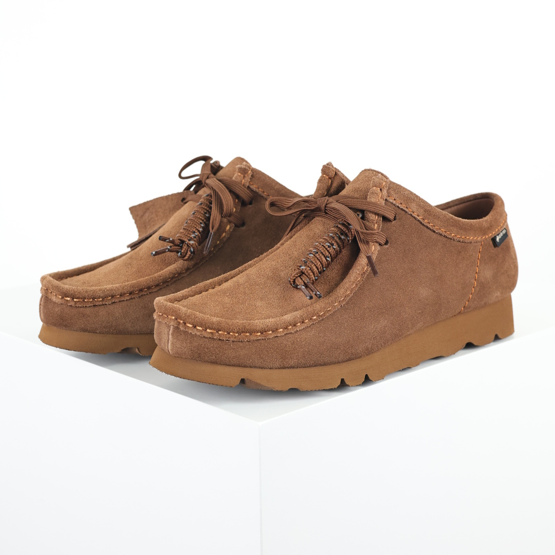 Clarks 其乐 Wallabee 休闲鞋 男款 棕色经典莫卡辛鞋头，传承百年的手工缝线工艺，鞋头饱满