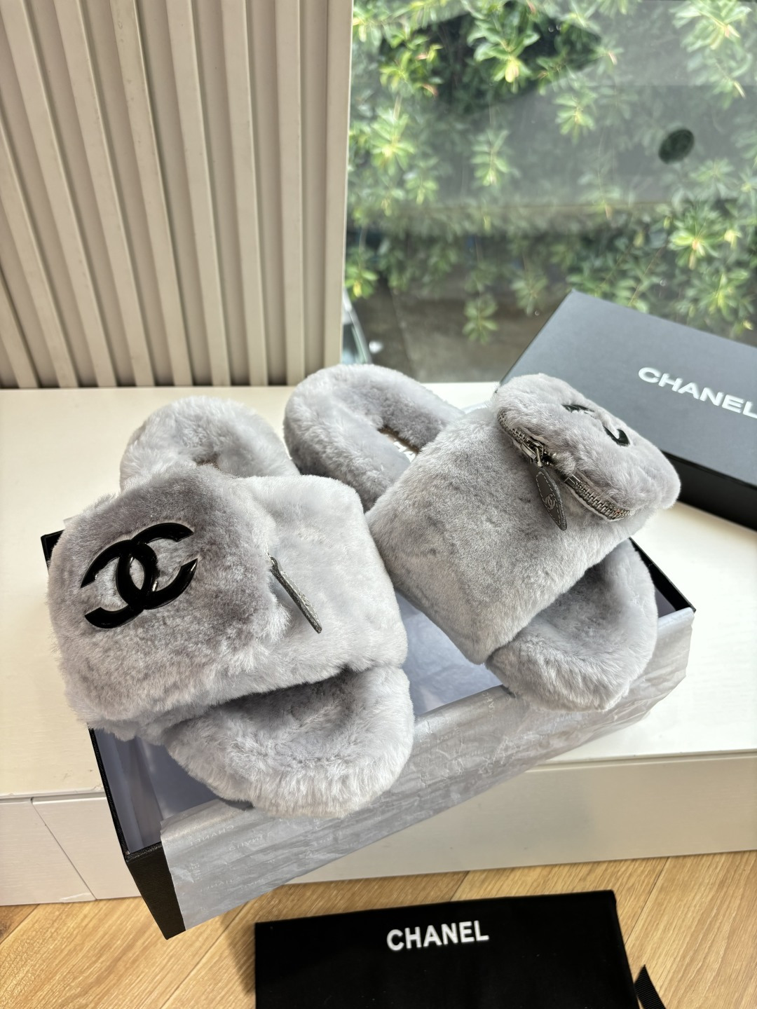 NO:441513,G021 WYSIWYG Purchase Grade CHANE*25s Little Chanel Early Autumn Mary Zhen Maomao Baby Toe Single Shoes Sandals Cotton Shoes are a real model!  !  It's much more comfortable than the classic Slingback!  Every color makes the feet look white, which makes the whitening weapon! It's so cute! It's a hot little fragrance again~ Material original sheepskin, original wool inside, big sole genuine leather sole Size: 35-39/(40/41 Customized, no return or replacement), fur shoes, chanel, chanel, sandals, mary jane, sheepskin19860909G021所见即所得代购级CHANE*25s小香奈儿早秋玛丽珍毛毛包头单鞋凉鞋棉鞋 妥妥的自留款！！比经典款Slingback舒服太多啦！每个颜色上脚都很显白 的显白利器!好嗲啊!又是火爆的小香~ 材质原版羊皮 内里原版羊毛 大底真皮鞋底 码数:35-39/(40/41定制不退不换),毛毛鞋,chanel,chanel,sandals,mary jane,sheepskin,Women's Shoes