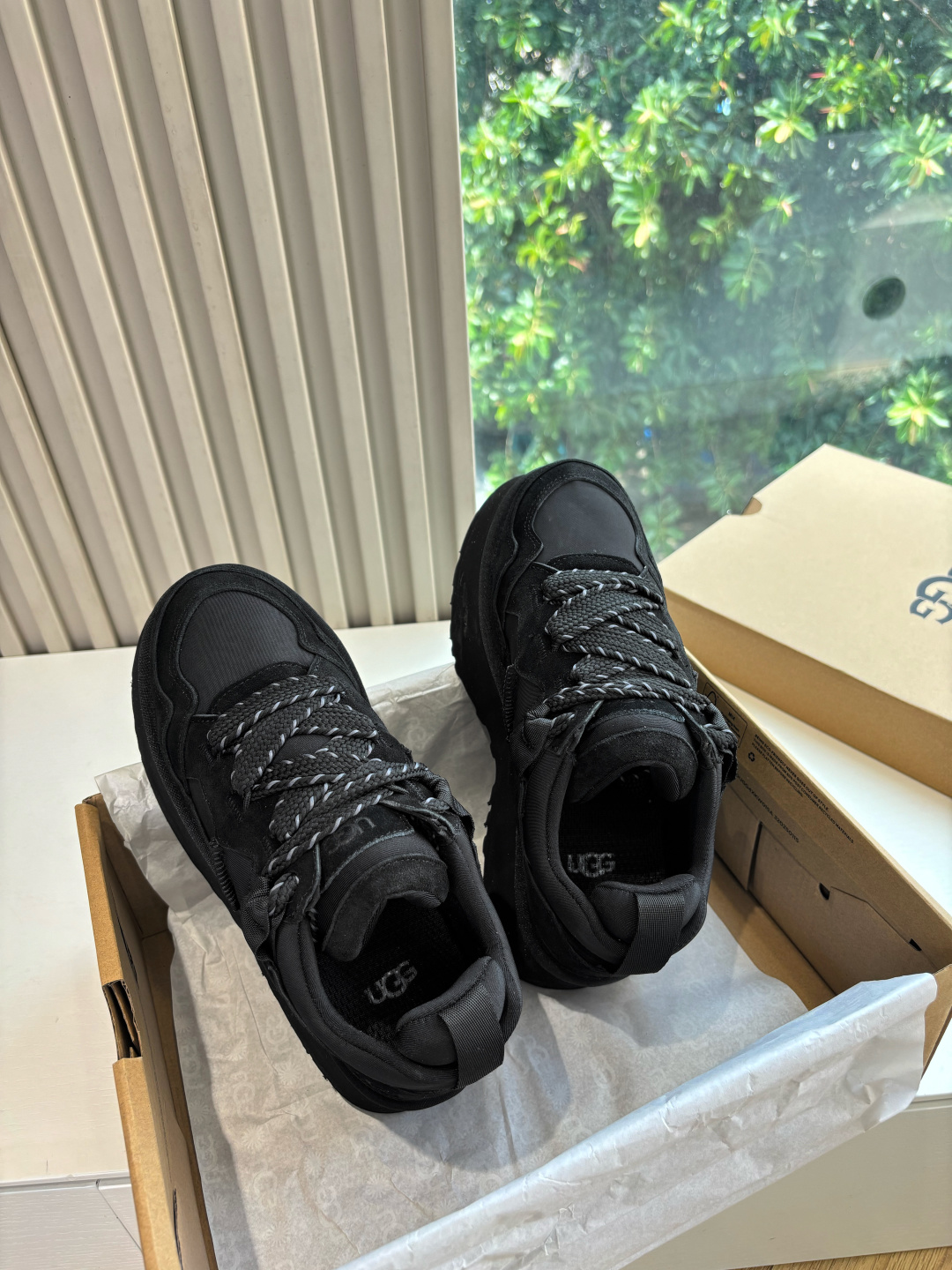 NO:441496,G021 WSWYG UGG Autumn and Winter New Thick-soled Casual Shoes As a leading brand, this new pair also continues its usual concept of comfort. It is light and comfortable to wear when worn on the feet, as if it is stepping on a cloud. Moreover, its soles are made of EVA material, which is non-slip and wear-resistant, and it is stable and stable whether you are walking or running. You no longer have to worry about being tired of walking!  In addition to comfort, the design of this new pair is also super stylish!  Simple lines and smooth tailoring can be matched with casual clothes and hold formal occasions. Moreover, the fluffy decoration on the upper is the finishing touch, making the whole pair look more cute and playful, and is definitely a must-have item for trendy girls!  Upper cowhide matte Nelipili Size: 35-39 (40, 41 custom made without return), casual shoes/sports shoes, sneakers, cowhide19860909G021所见即所得UGG秋冬新款厚底休闲鞋 作为的领军品牌,这双新款同样延续了其一贯的舒适理念,穿在脚上轻盈自在,仿佛踩在了云朵上一般. 而且,它的鞋底采用EVA材质,防滑耐磨,不管是走路还是跑步都稳稳当当的,再也不用担心走路累脚啦！ 除了舒适度,这双新款的设计也是超级时尚的！ 简约的线条和流畅的剪裁,既能搭配休闲装,也能hold住正式场合 而且,鞋面上的绒毛装饰更是点睛之笔,让整双看起来更加可爱俏皮,绝对是潮女们的必备单品！ 鞋面牛皮磨砂 内里皮里 码数:35-39(40、41定做不退换),休闲鞋/运动鞋,sneakers,cowhide,Women's Shoes