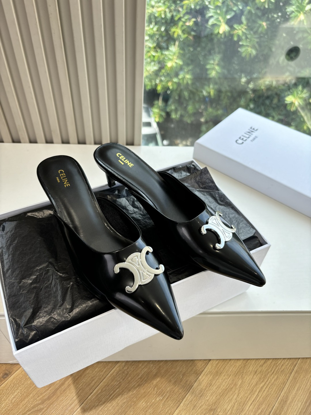 NO:441484,Slippers G039CELINE 25 new color new Arc de Triomphe cat heel sandals for women metal buckle back empty toe high heels sexy temperament pointed toe single shoes clean and neat 5cm kitten heels super thin legs look white, whether worn alone or with wide-leg pants, high street and retro, let's make CELIN girls, imported upper denim fabric inner lining, sheepskin, outsole original leather outsole Size#35-39 (40 custom made no return or exchange), semi-tork high heels, celine, celine, sandals, high heels, slippers, sheepskin, Leather soles19860909拖鞋款G039CELINE思琳赛琳25新色新款凯旋门猫跟凉鞋女金属扣后空包头高跟鞋性感气质尖头单鞋干净利落 5厘米小猫跟 超显腿细显白,无论是单穿还是搭配阔腿裤,高街又复古 一起来做CELIN女孩 鞋面进口牛仔布面料 内里羊皮内里 大底原版真皮大底 Size#35-39（40订做不退换）,半拖高跟鞋,celine,celine,sandals,high heels,slippers,sheepskin,Leather soles,Women's Shoes