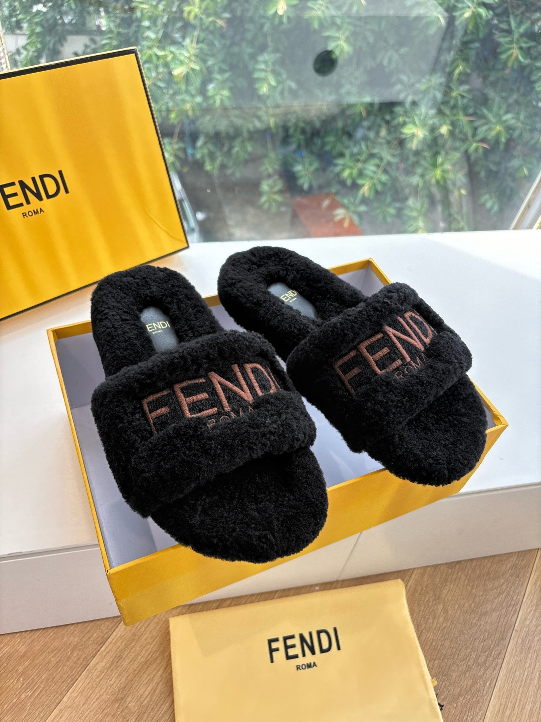 NO:441441,G187 top version Fendi Fendi wool trailer show main promotion series, new products are launched, Fendi table base design inspiration to be reinvented in this year's show's main promotion series shoes. As we all know, the shoes are always designed to be full of high-end, high-end, elegant and versatile, and never out of date. The following steps of fashion trends cannot be left behind. Original wool fabric inner wool, original sole of large sole, original molded sole Size:# 35-41 (41 custom made without return or replacement), fur shoes, fendi, fendi, slippers19860909G187顶级版本Fendi 芬迪毛拖走秀主推系列,新品上线,芬具桌脚设计灵感改创于今年秀场的主推系列鞋履 当季新品拖鞋,众所周知,鞋子永远设计为高级感满满的,高端大气上档次且百搭永不过时,时尚潮流追随的脚步却无法落下 面料原版羊毛 内里羊毛 大底原版开模鞋底 Size:# 35-41（41定做不退不换）,毛毛鞋,fendi,fendi,slippers,Women's Shoes