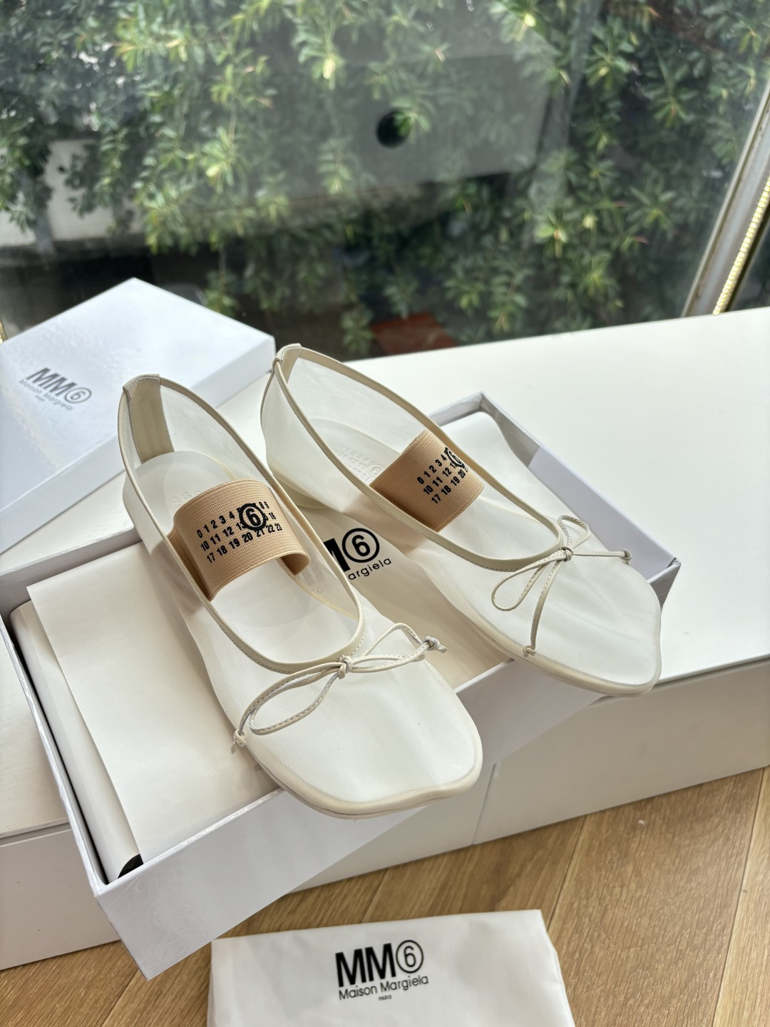 NO:437758,The best version of Majra Packaging G002 WYSIWYG Purchase & Maison MargieMm6 Top Purchase Version The beautiful toe flat ballet single shoe split toe + red sole double-headed bullets are just in my heart. Who thought of such a beautiful outsole combination!  I really want to praise you!  Just put it in the shoe cabinet and enjoy it, you will feel the beauty of satisfaction!  How to wear it with your feet?  Wear whatever you want!  Wear barefoot socks!  Wear as you like!  My happiness has no end!  This ballet shoe has no heel design!  Thanks to the reasonable narrowing of the shoe heart, the level of footwork has been greatly improved!  The comfort is full of points, the texture of the patent leather and the red base magnifies the romance and sexiness, and willful embellish every ordinary day!  Imported material, inner li sheep, big sole genuine leather sole, shoe size 35-39/40.41 custom made, sandals, masion margiela, masion margiela, sandals, socks19860909对版马吉拉包装G002所见即所得代购&MaisonMargieMm6顶级代购版本 绝美分趾平底芭蕾单鞋分趾+红底的双头子弹正中我心这样绝美大底搭配是谁想出来的！我真的要大夸特夸了！只是放在鞋柜里欣赏就会觉得满足的美感！上脚搭配怎么穿？随便穿！光脚穿袜子穿！随意穿！我的快乐没有尽头！ 这款芭蕾鞋做了不掉跟设计！得益于鞋心部份的合理收窄,大大提高了把脚程度！舒适度满分,漆皮质感搭配红底,放大了浪漫于性感,任性的点缀每一个普通的日子！ 材质进口材质 内里羊里 大底真皮鞋底 鞋码35-39/40.41定制不退,凉鞋,masion margiela,masion margiela,sandals,socks,Women's Shoes