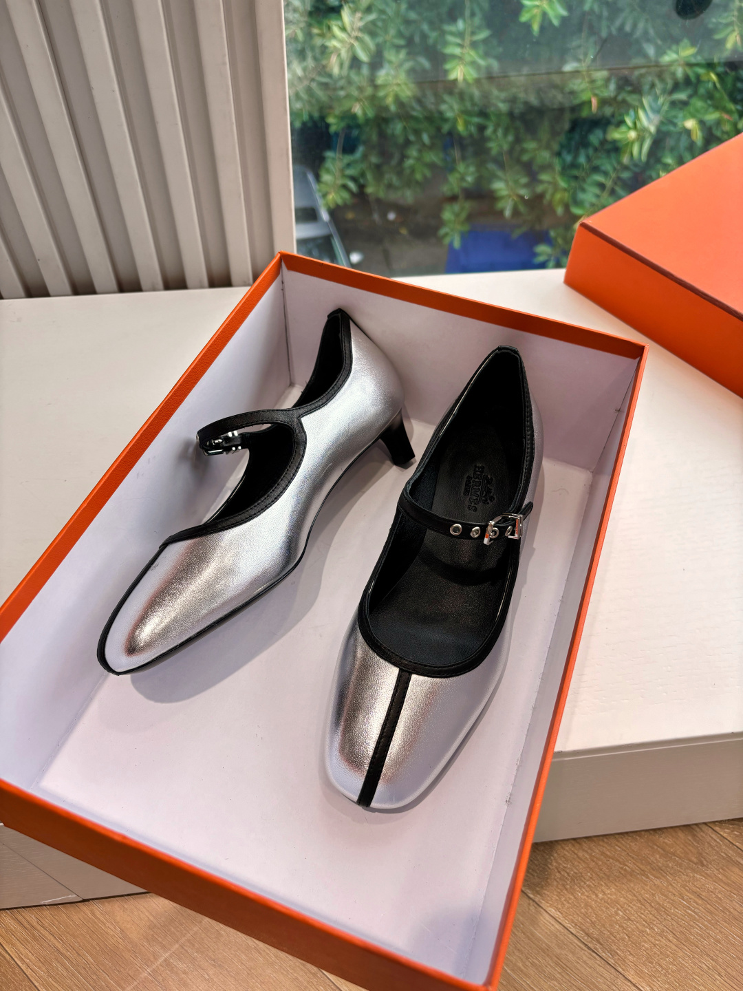 NO:441510,Top quality G203 WYSIWYG Top quality Hermes Spring and Summer latest kelly buckle fashion shoes mid-heel piping sandals classic style Matched with highly recognizable Majia hardware buckles Super versatile and stylish on the feet Super versatile and stylish Many celebrities and celebrities must-have in spring and summer Random comfort and high-end sense Shoe face version imported metal cowhide inner sheepskin Sole Italian leather outsole Size 35-41 (40 41 custom made without return or exchange), single shoes Mary Jane, hermes, hermes, sandals, mary jane, cowhide, sheepskin, Leather soles19860909顶级品质G203所见即所得顶级品质Hermes爱马仕春夏最新kelly扣时装鞋中跟滚边凉鞋经典的版型 搭配极具辨识度的马家五金扣 上脚超级百搭好看时髦 超多明星网红种草 春夏必备 随意舒适高级感 鞋面对版进口金属牛皮 内里羊皮 鞋底意大利真皮大底 码数35-41（40 41定做不退换）,单鞋玛丽珍,hermes,hermes,sandals,mary jane,cowhide,sheepskin,Leather soles,Women's Shoes