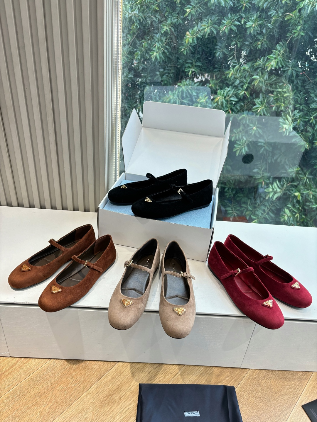 NO:441508,Airplane box G887prada Prada 2025 latest Mary Jane Loafers single shoes retro fashionable upper, making the whole pair of shoes light and comfortable, bright colors to satisfy the variety of choices of fashionable people in different styles!  The iconic metal triangle logo clip slippers are paired with ancient beach sandals, and every design element is on the trendy point!  Imported fabric matte, inner lining imported sheepskin inner lining, thick sole, original sole size 35-39 (40.41 customization, no return or replacement), Mary Jane, prada, prada, loafers, sandals, mary jane, slippers, sheepskin19860909飞机盒G887prada普拉达2025最新玛丽珍乐福鞋单鞋复古时髦鞋面,让整双鞋轻便舒适 鲜艳色彩 满足不同风格时髦人士的多种选择！标志性金属三角标夹脚拖鞋搭配古沙滩凉鞋造型,每一个设计元素都踩在时髦点上！ 面料进口磨砂 内里进口羊皮内里 底厚原版鞋底 码数35-39（40.41定制不退不换）,玛丽珍,prada,prada,loafers,sandals,mary jane,slippers,sheepskin,Women's Shoes